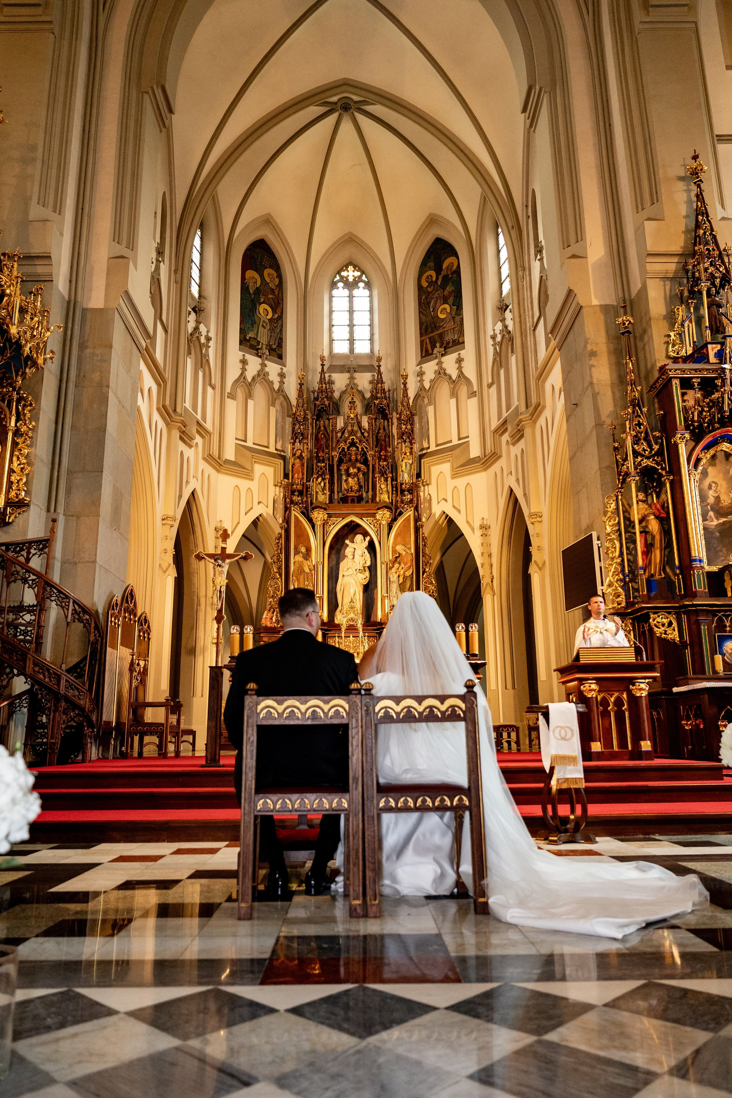 Fotografia ślubna w kościele w Polsce: porady i prawdziwe przykłady zdjęć