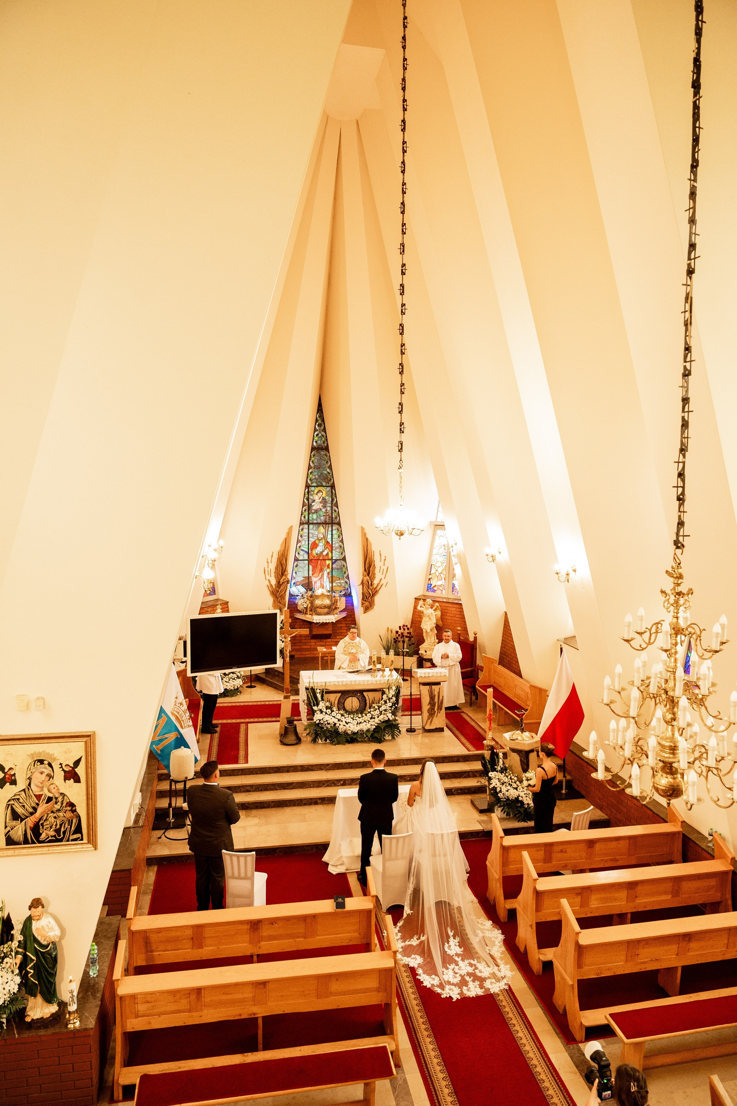 Fotografia ślubna w kościele w Polsce: porady i prawdziwe przykłady zdjęć