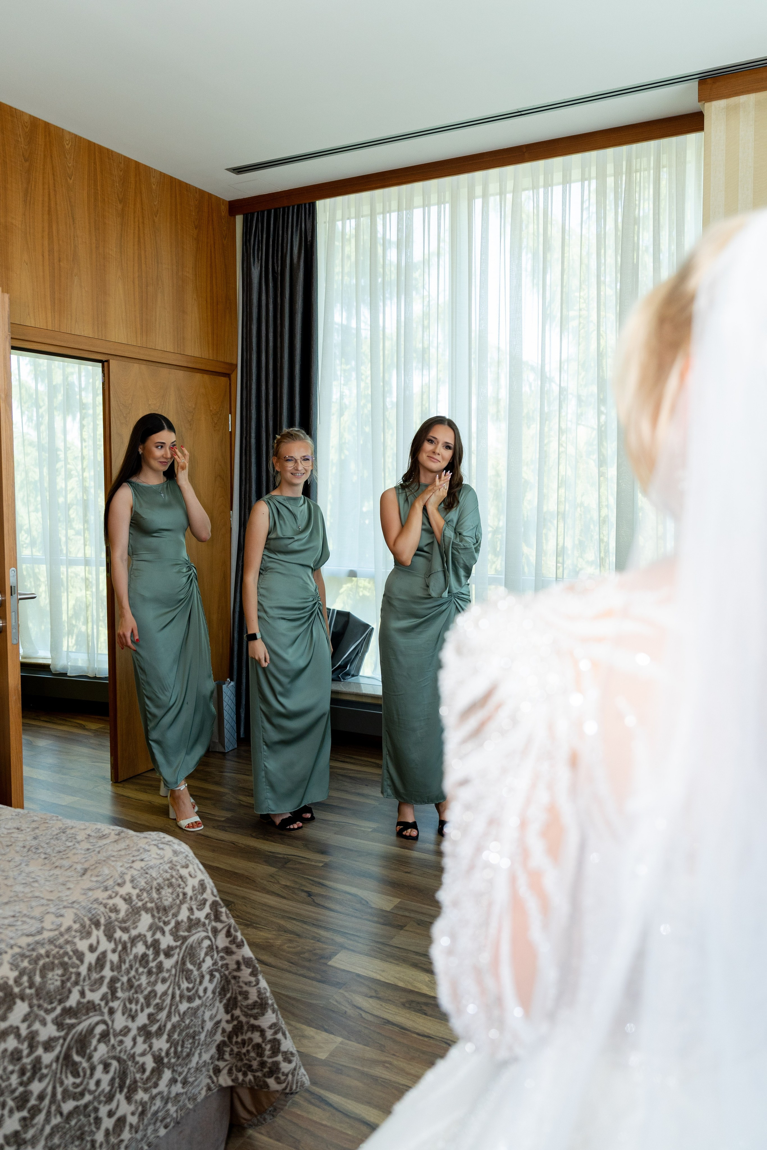 First look Panny Młodej z druhnami w Haston City Hotel