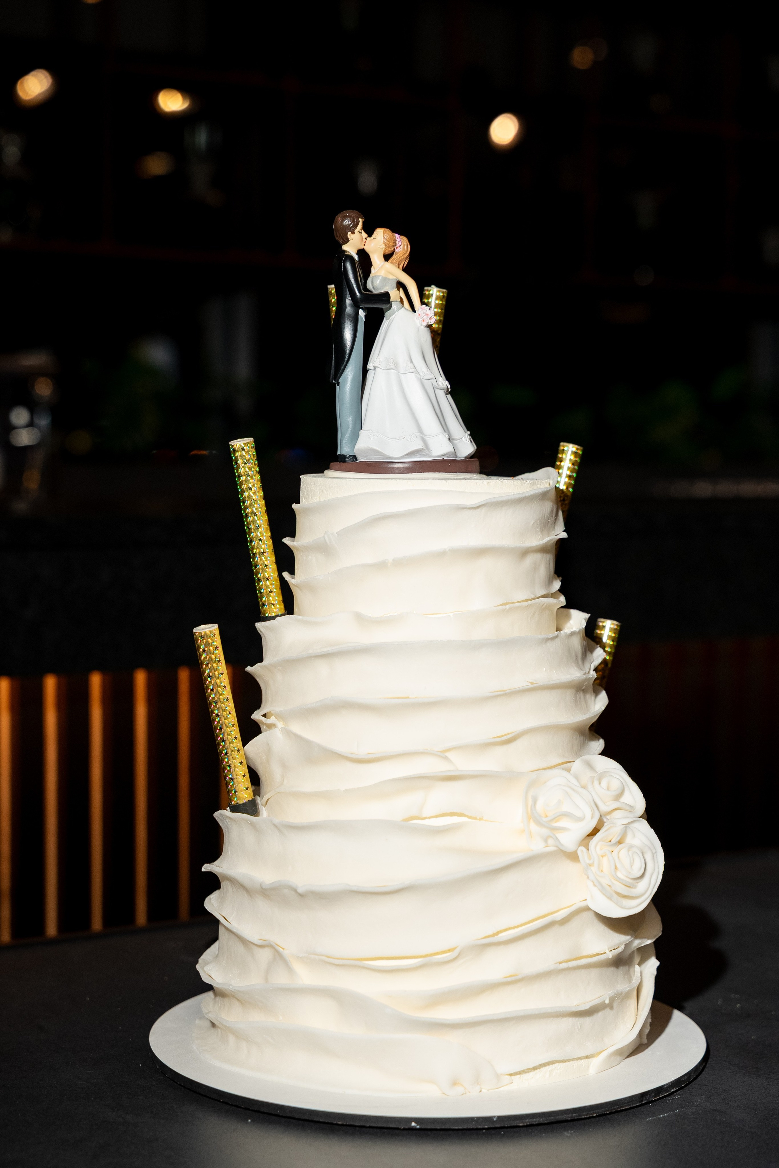 Tort weselny z personalizowaną figurką Pary Młodej