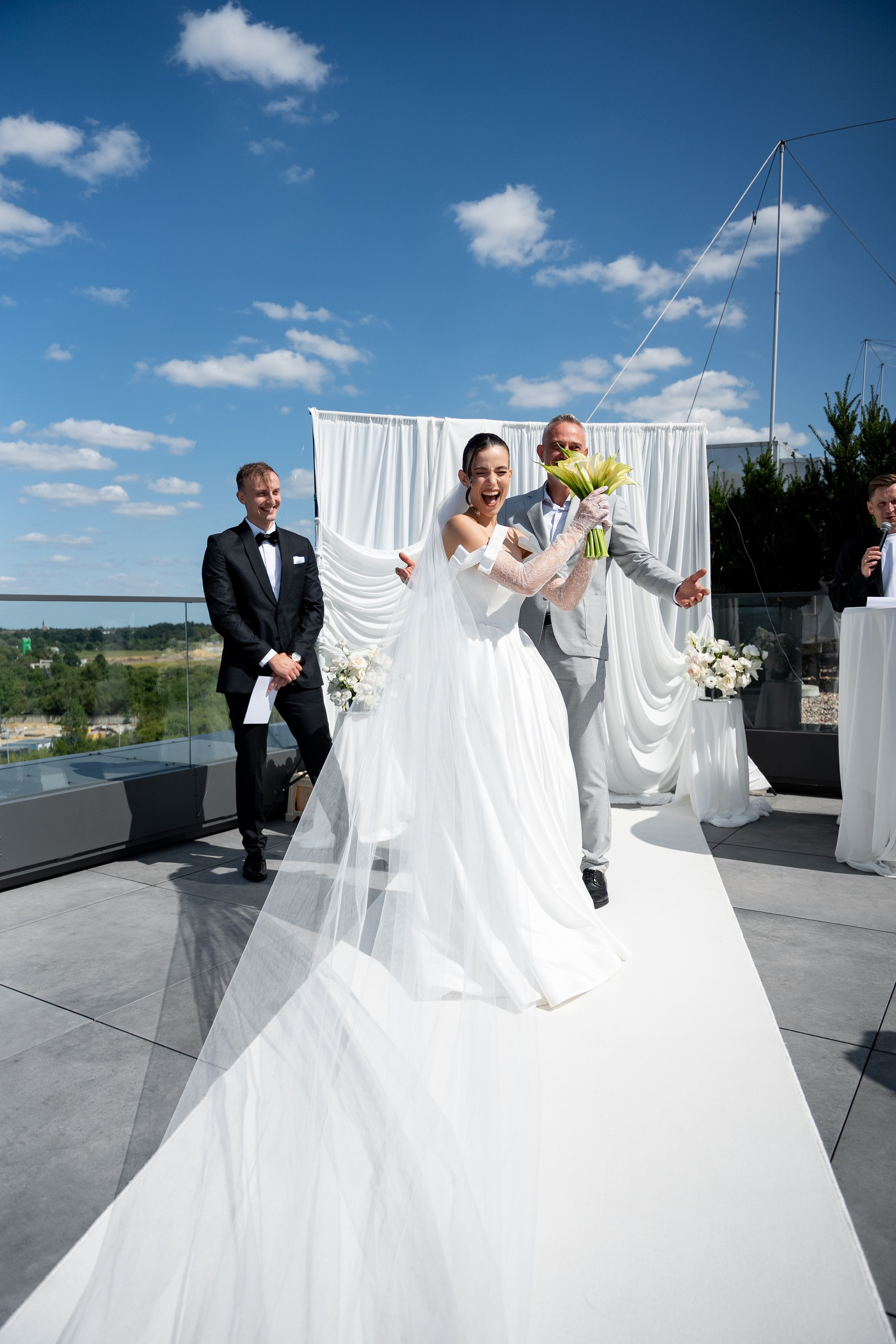 Pełny dzień ślubu w Q Hotel Plus Wrocław Bielany: 12 godzin pracy 1 fotografa. SL Wedding Photo — Editorial, Elegant & Timeless Wedding Photography in Poland and Across Europe