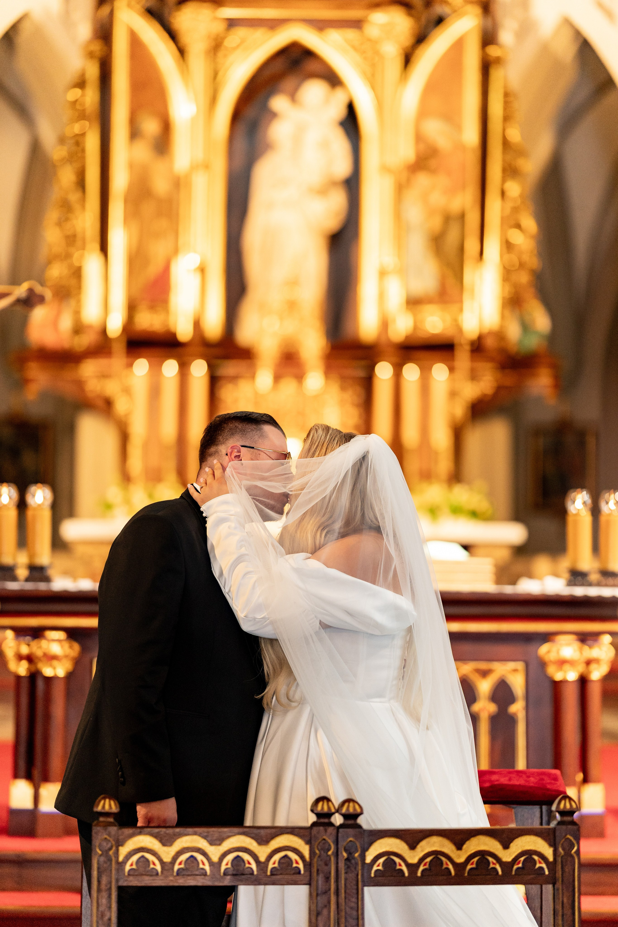 Fotografia ślubna w kościele w Polsce: porady i prawdziwe przykłady zdjęć