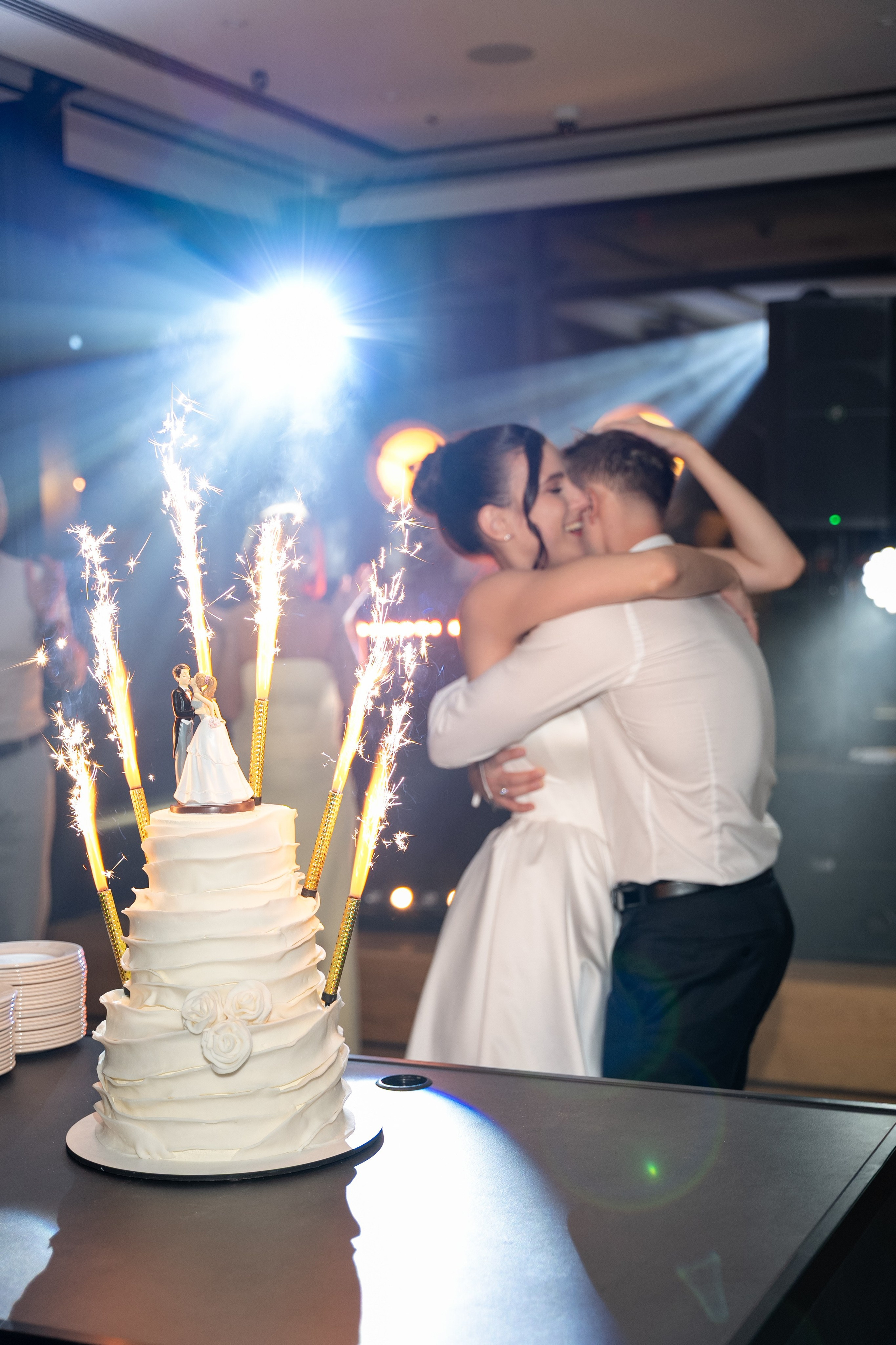 Tort weselny z fontannami iskier w Q Hotel Plus Wrocław Bielany