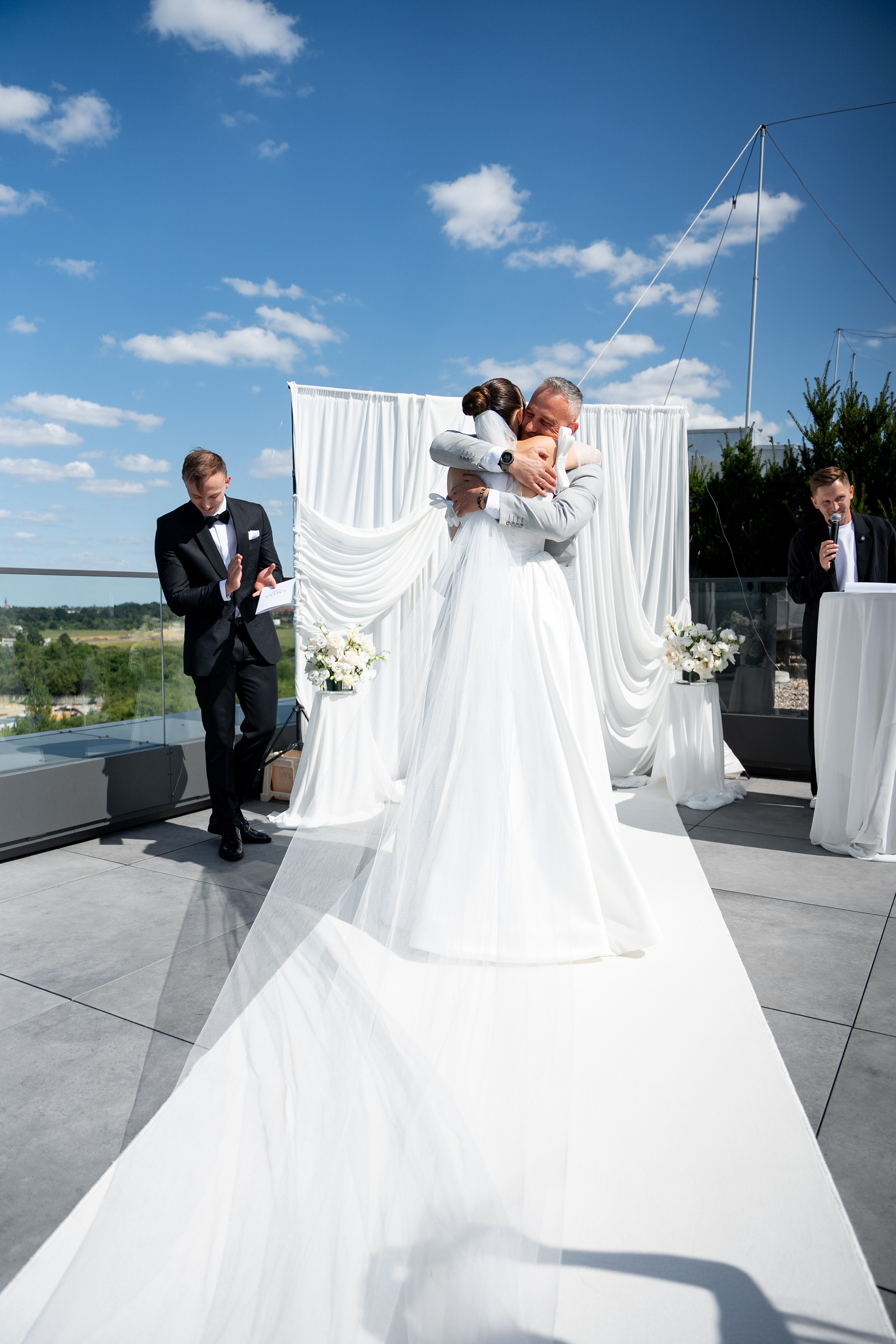 Pełny dzień ślubu w Q Hotel Plus Wrocław Bielany: 12 godzin pracy 1 fotografa. SL Wedding Photo — Editorial, Elegant & Timeless Wedding Photography in Poland and Across Europe