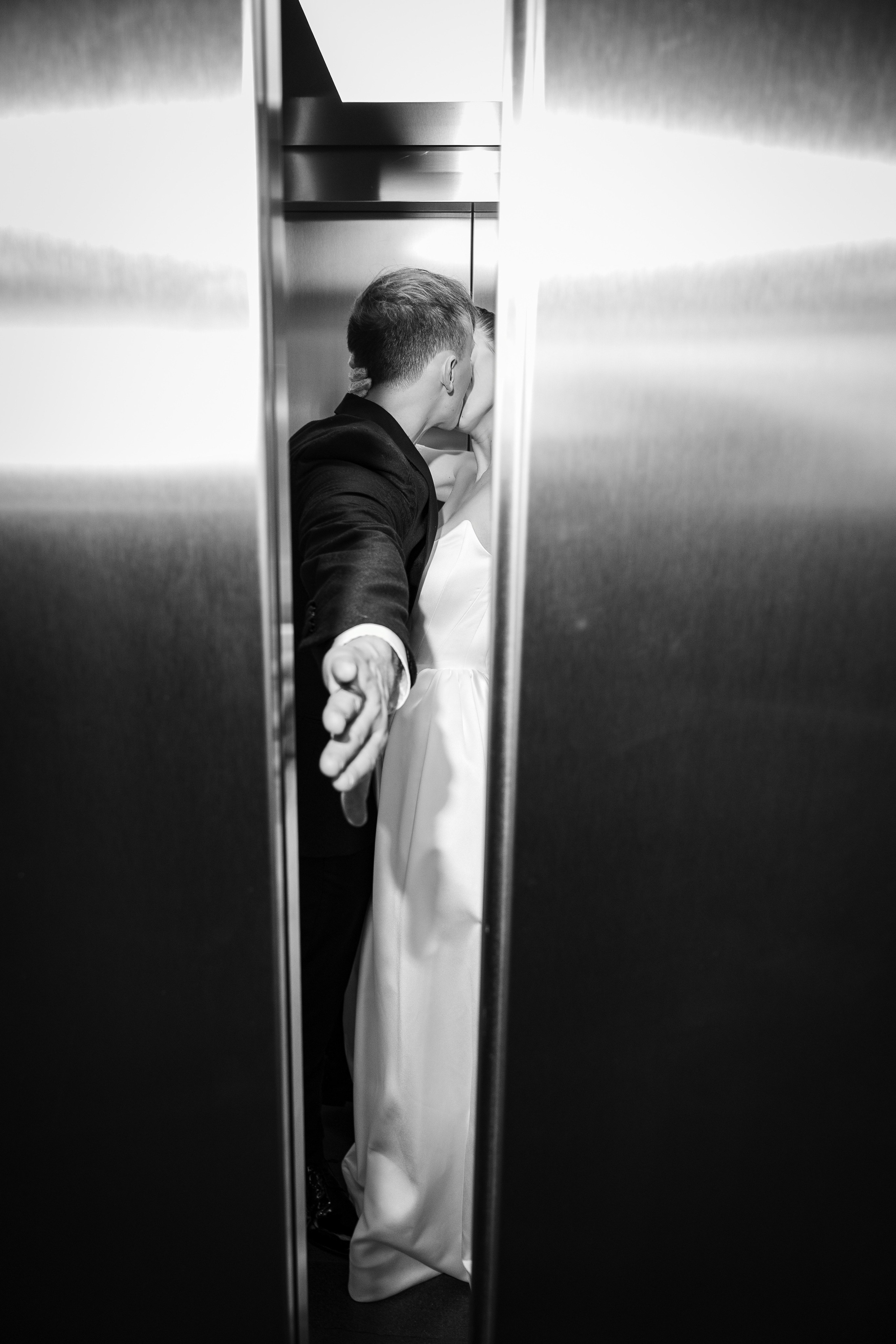 Para Młoda podczas sesji ślubnej przy hotelu