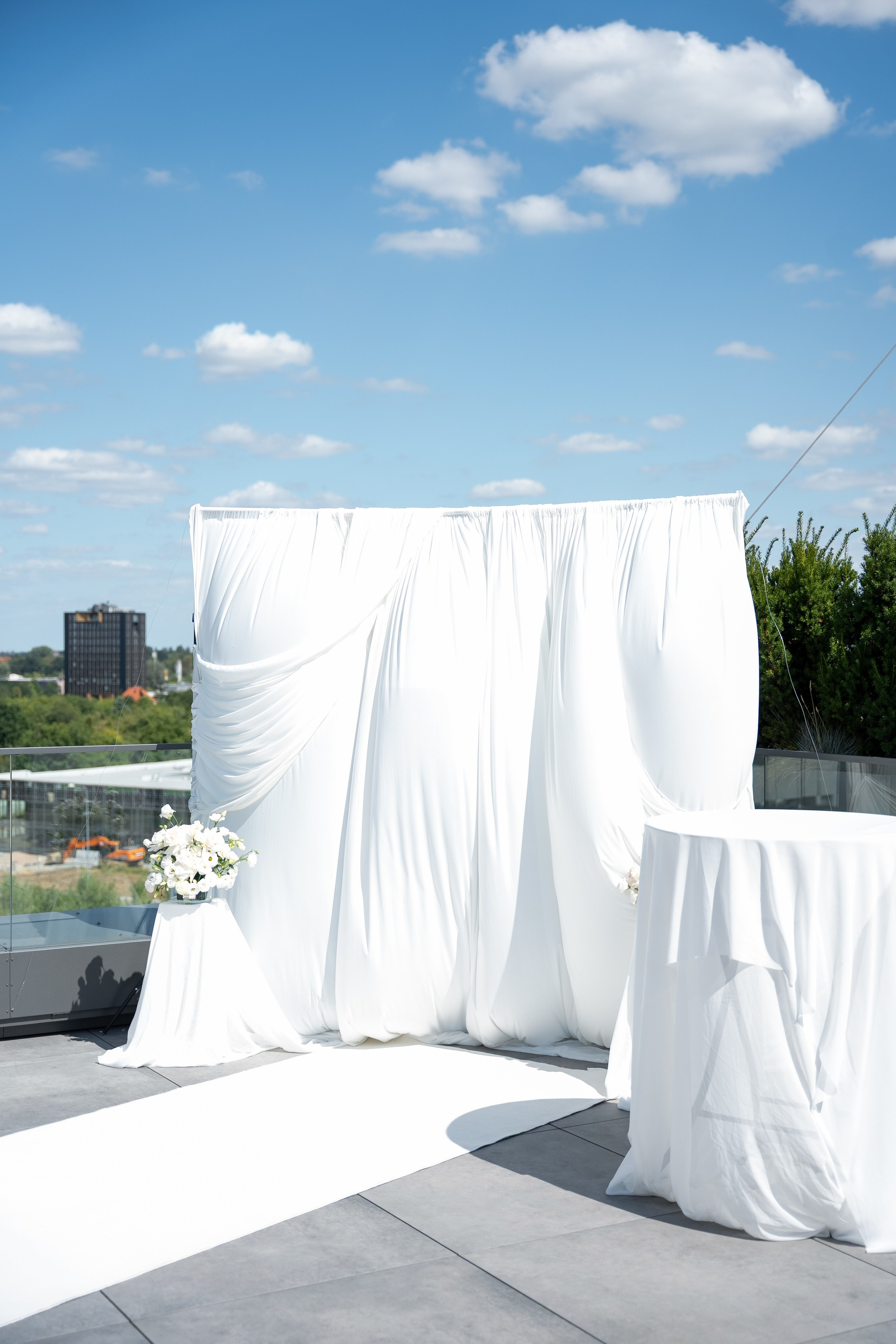 Pełny dzień ślubu w Q Hotel Plus Wrocław Bielany: 12 godzin pracy 1 fotografa. SL Wedding Photo — Editorial, Elegant & Timeless Wedding Photography in Poland and Across Europe