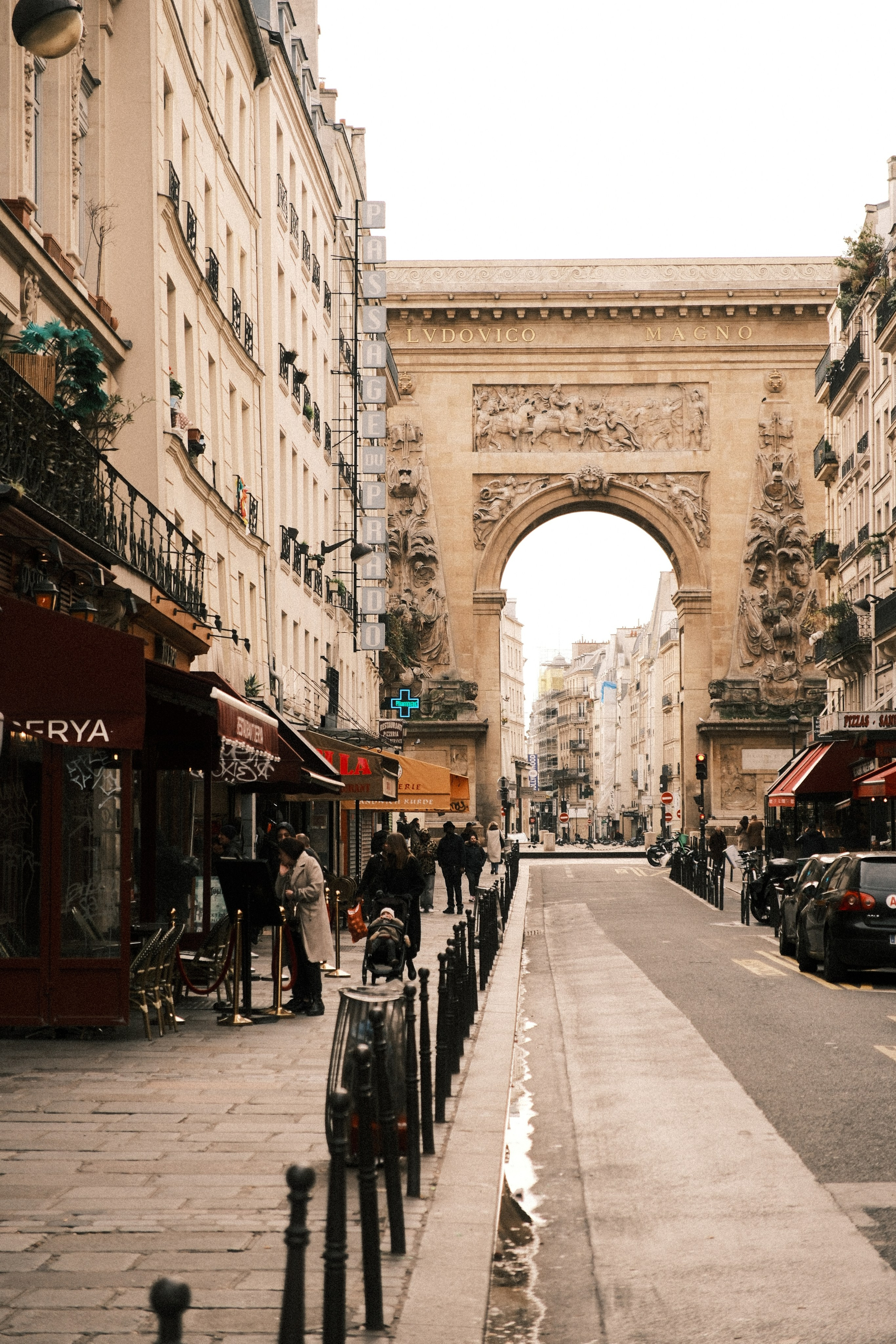 Paris , Parisian streets, Fujifilm x-s20, fuji in Paris, fuji colours, arch