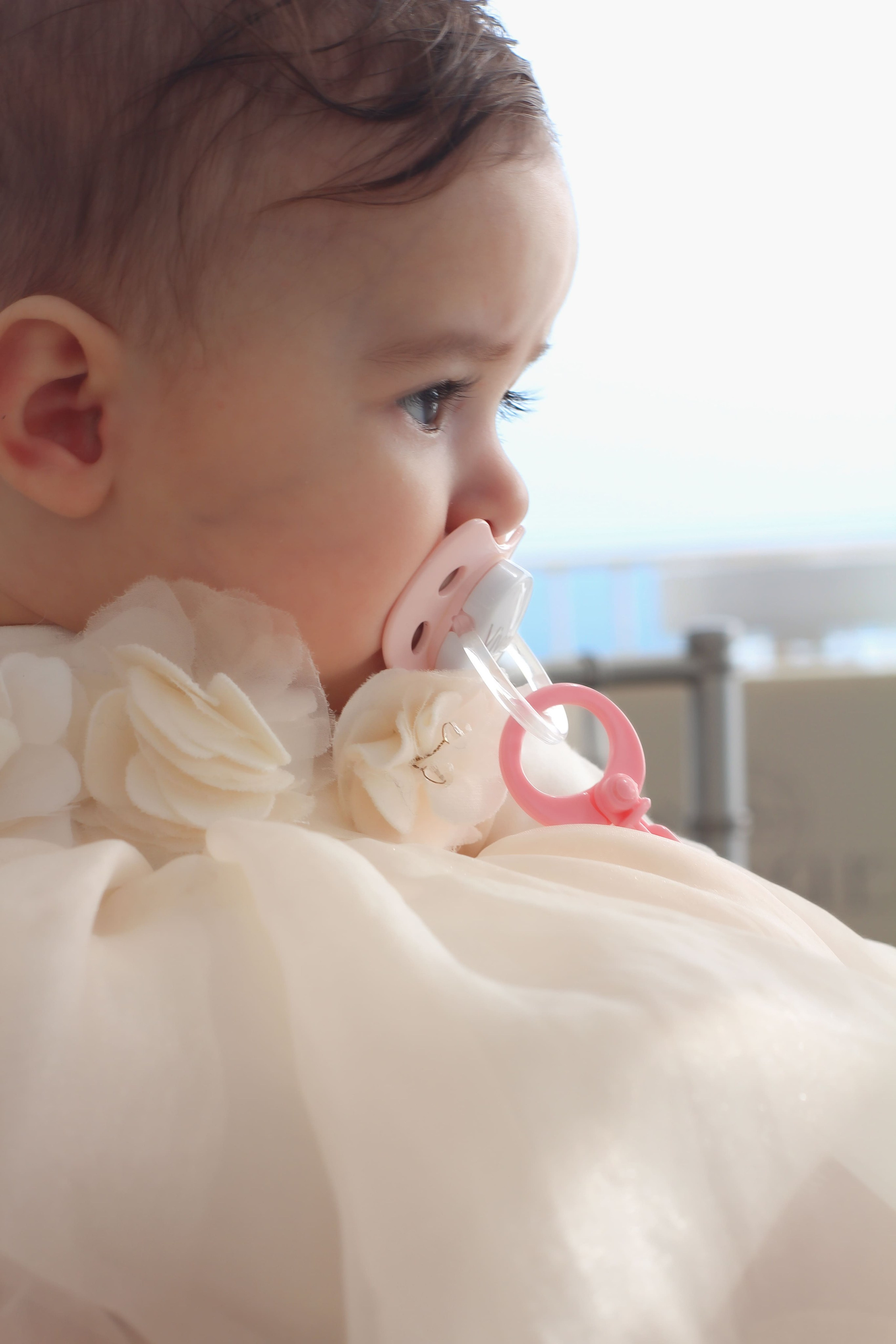 Fotografo eventi napoli battesimo - bambina di profilo al suo battesimo