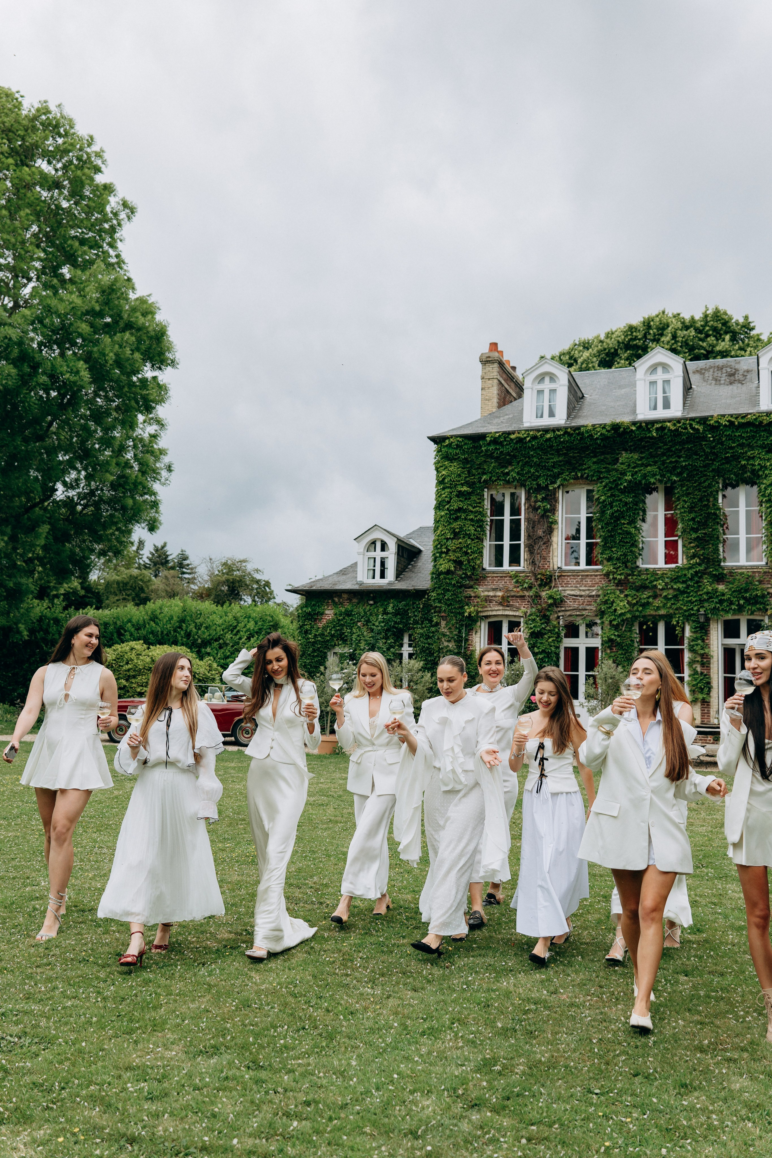 Group Photoshoots in France | Retreats, Tours & Large Families. Photographer Khrystyna Voronova