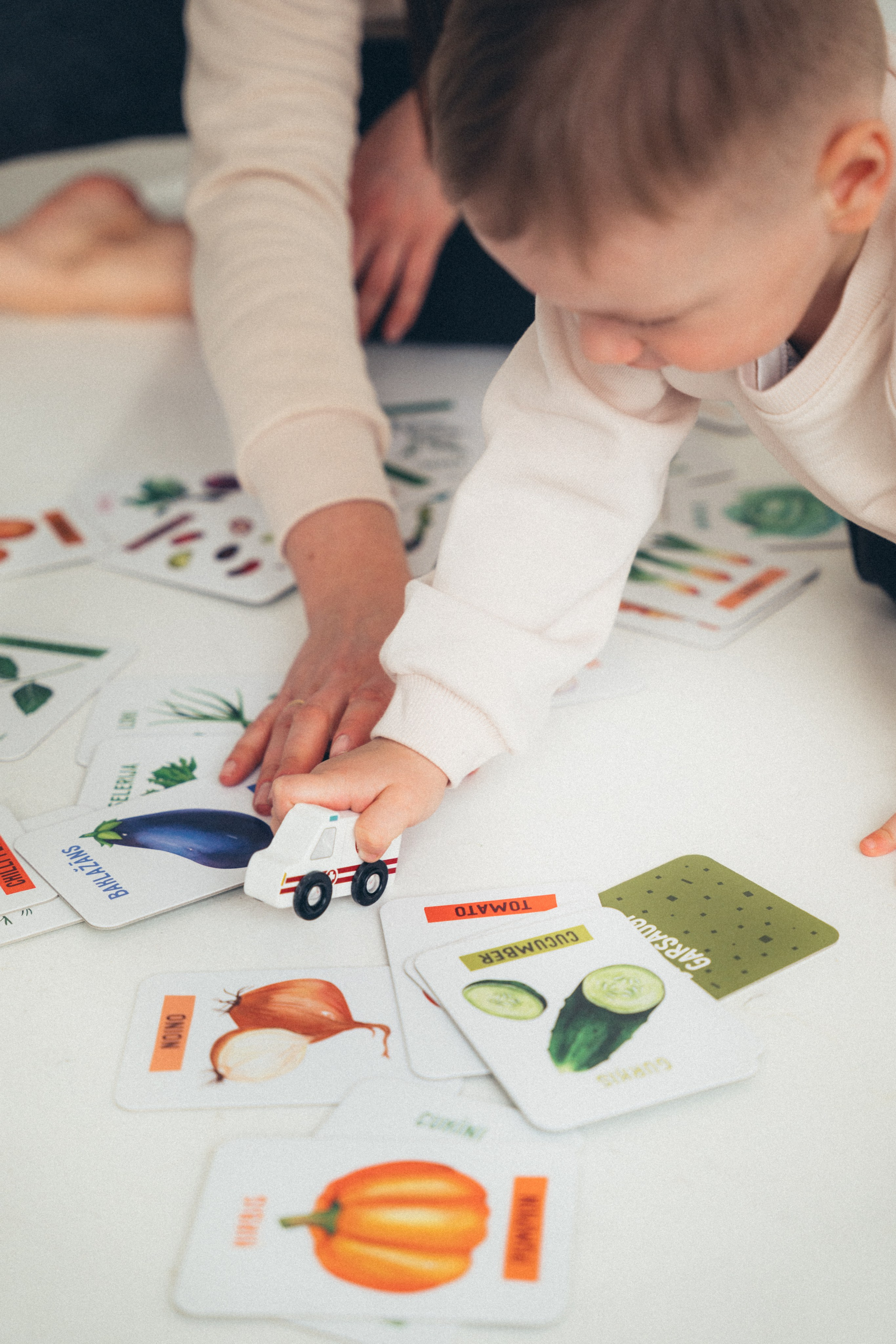 bērni spēlējas ar kartiņām