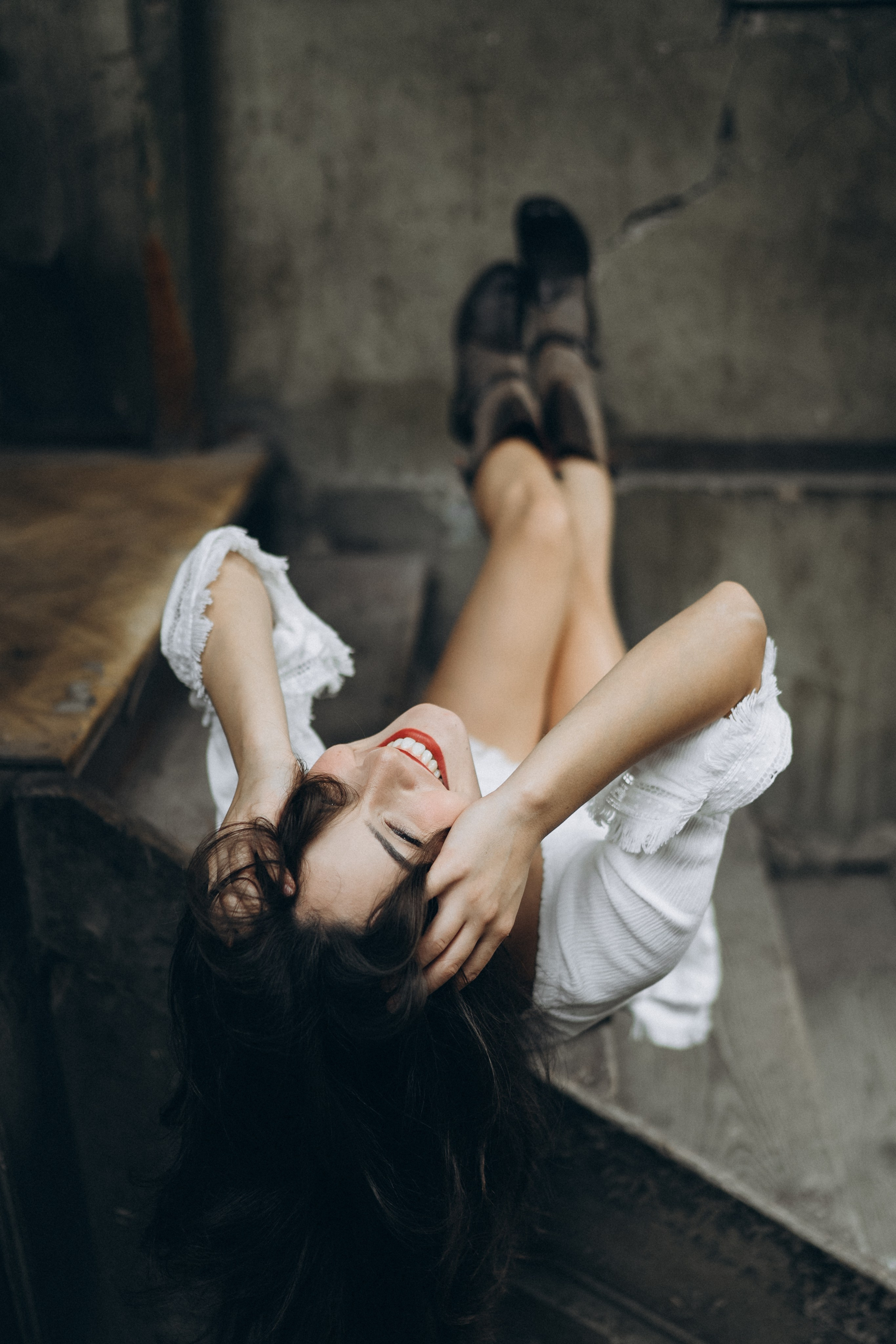 Künstlerisches Frauenportrait – liegend und lachend