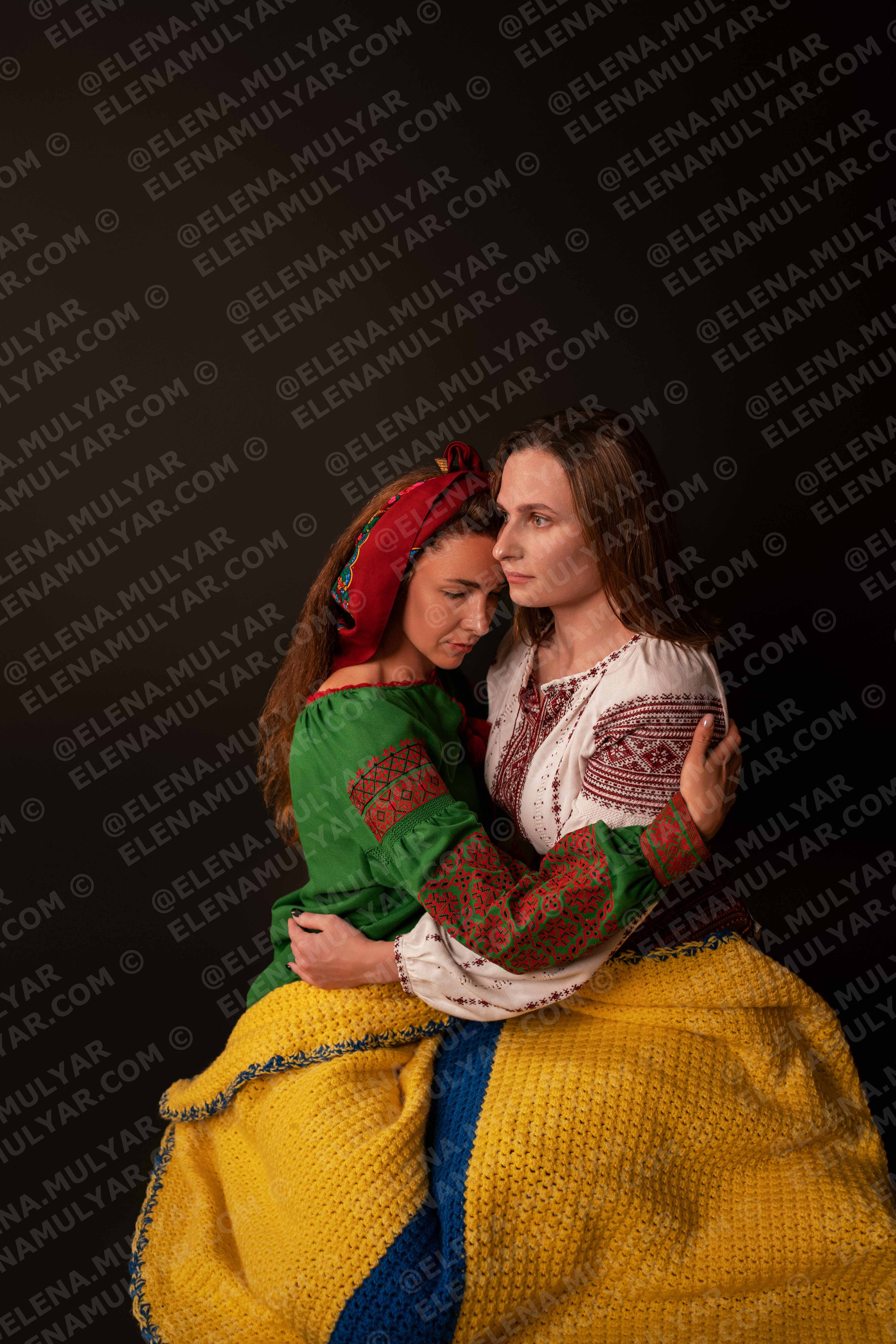 GALERIA BENEFICA 💛💙. Fotógrafo de bodas y familias en España, Málaga, Marbella