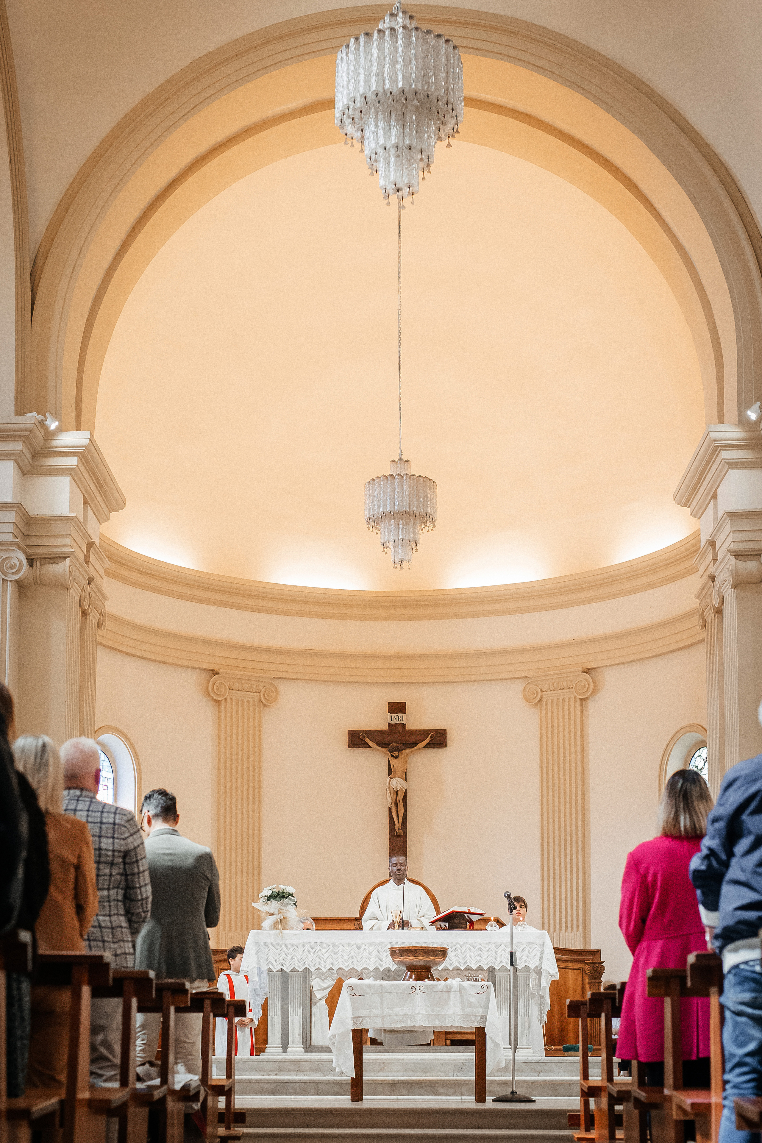 Preparazione per la sessione fotografica di battesimo