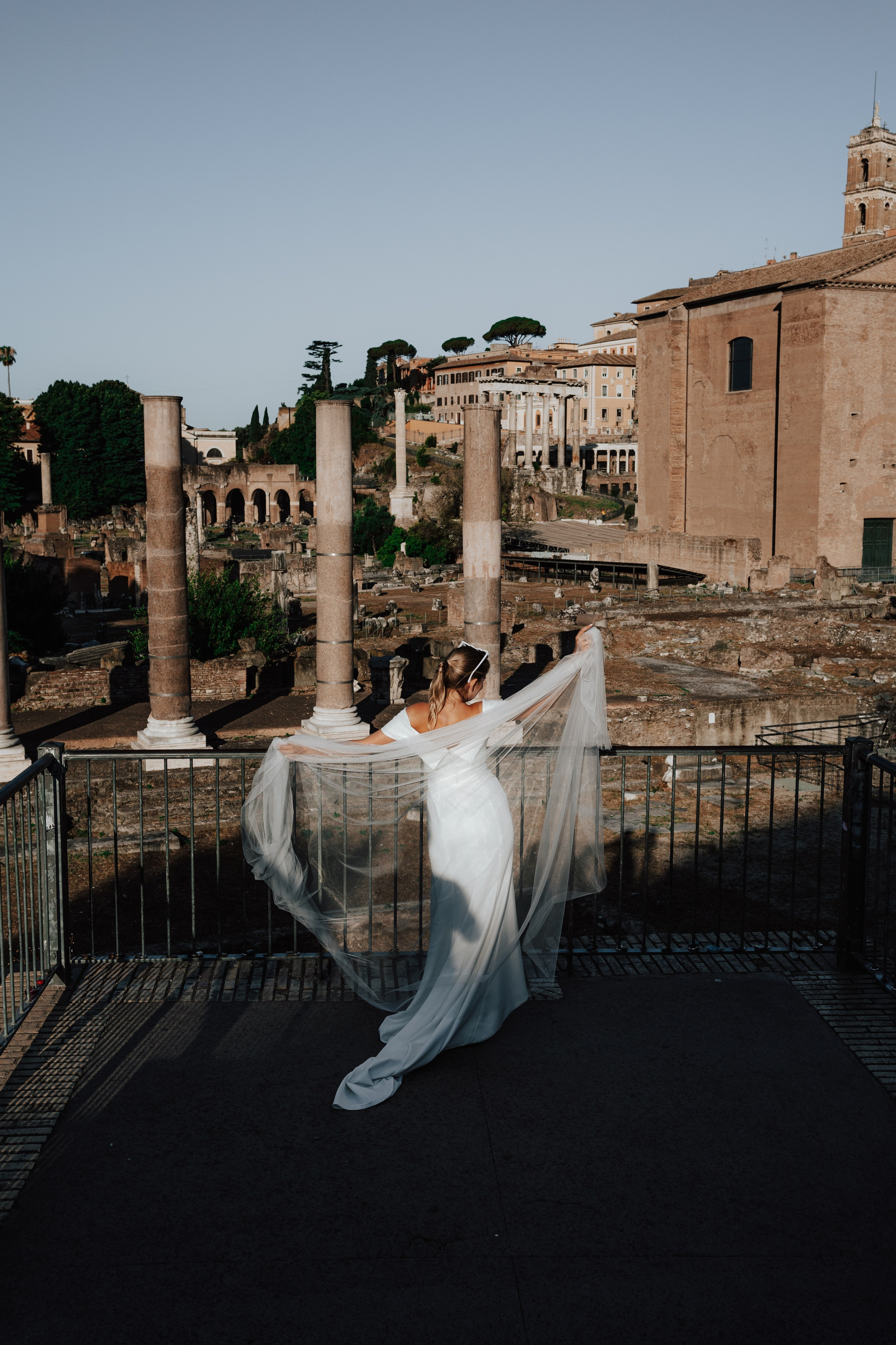 Rzym – pełen historii, ciepła i włoskiego temperamentu – stał się tłem dla wyjątkowej historii Klaudii i Michała 🤎. Fotograf Siedlce