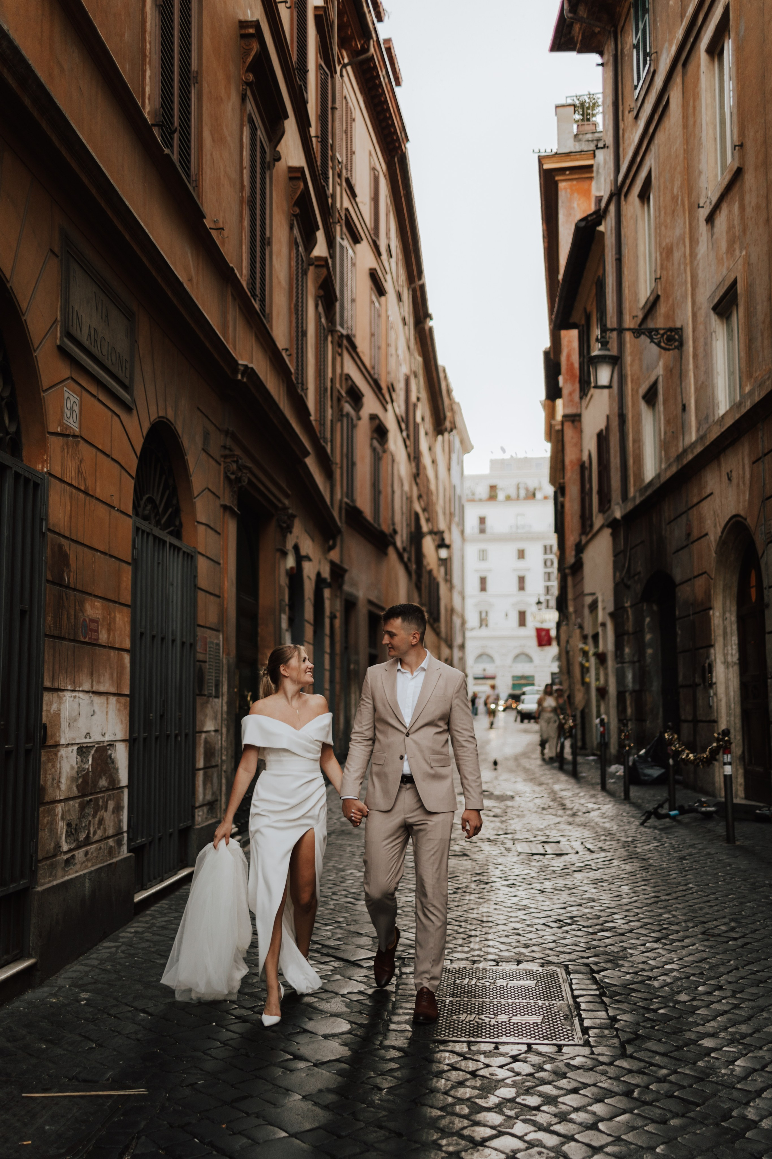 Rzym – pełen historii, ciepła i włoskiego temperamentu – stał się tłem dla wyjątkowej historii Klaudii i Michała 🤎. Fotograf Siedlce