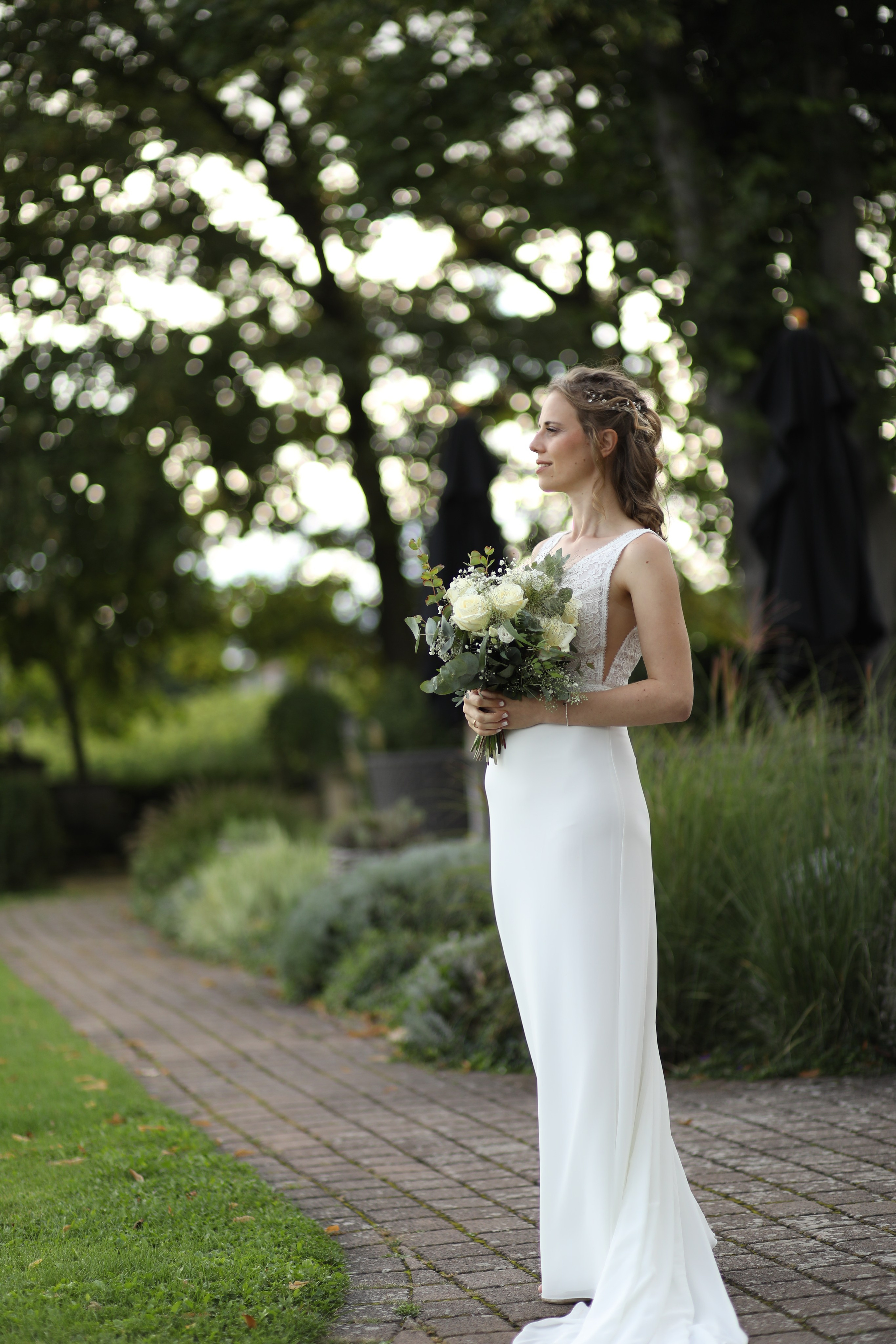 Natürliches Paarshooting über den Weinbergen der Burg Schwarzenstein – Hochzeitsfotografin Frankfurt am Main