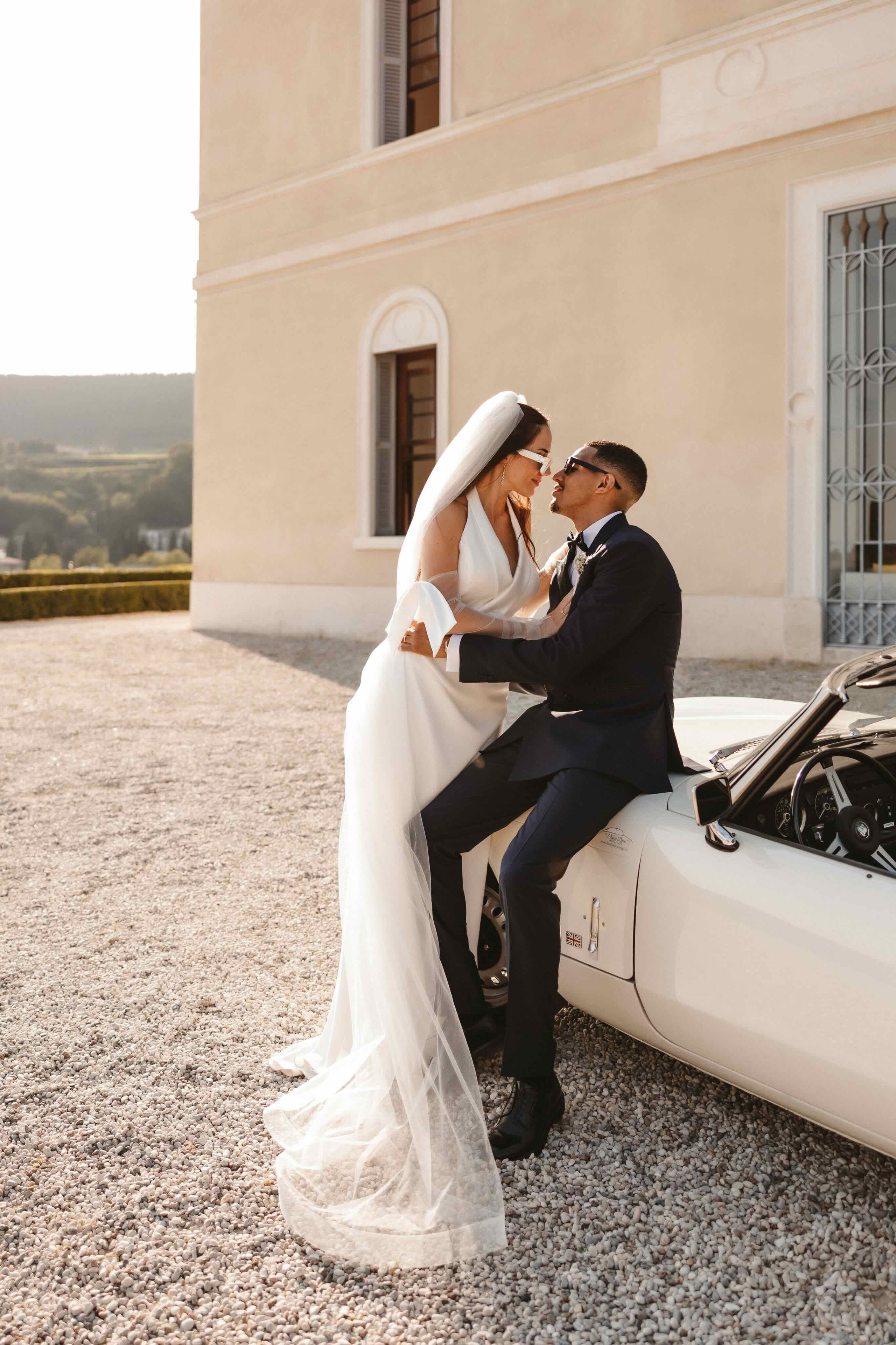 Noivos num carro vintage em frente à Villa Rizzardi, elegância intemporal num casamento em Itália