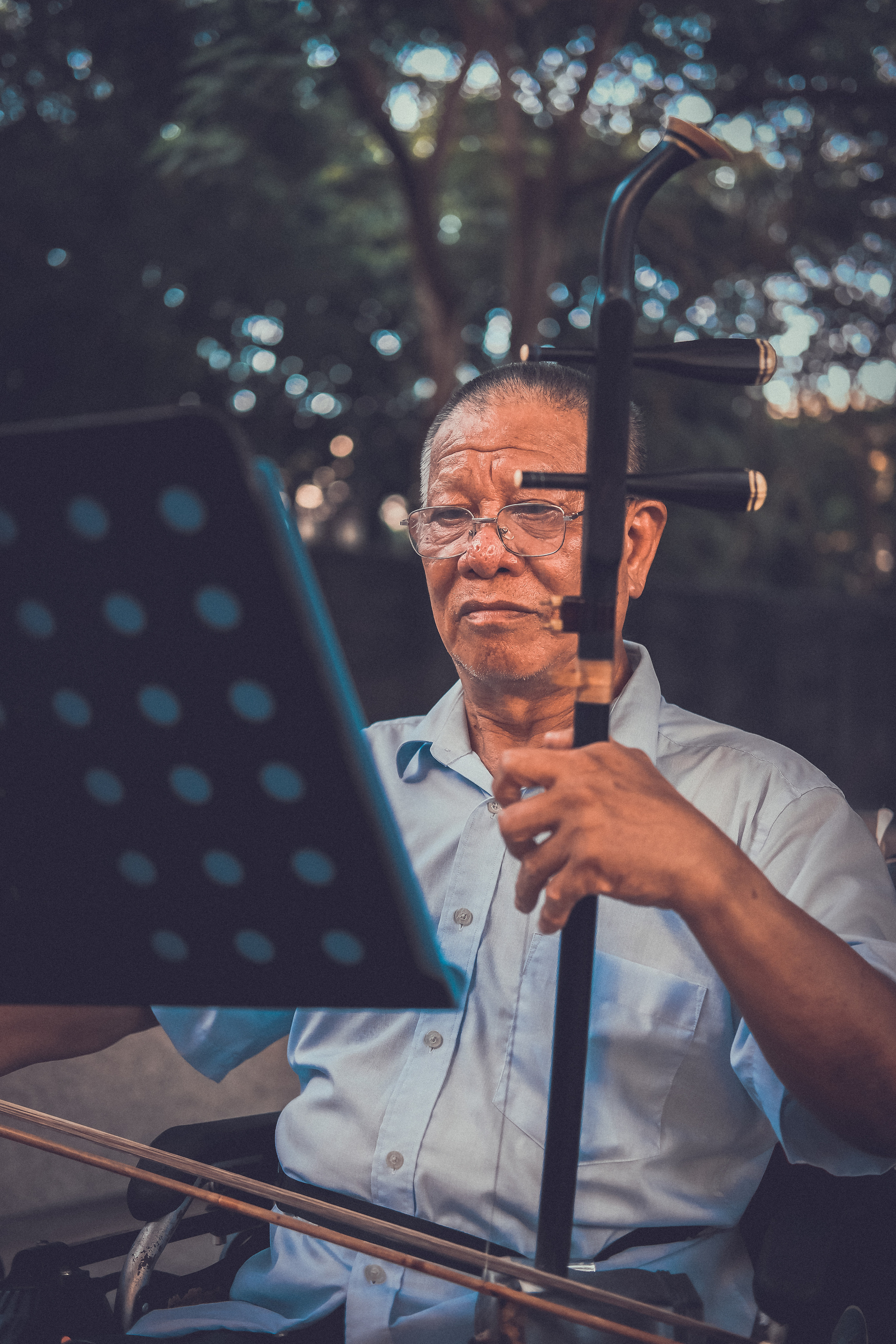 The Erhu |  Two-stringed bowed musical instrument | Shenzhen | China. 中国街头摄影 | The Streets of China Through My Eyes | 深圳