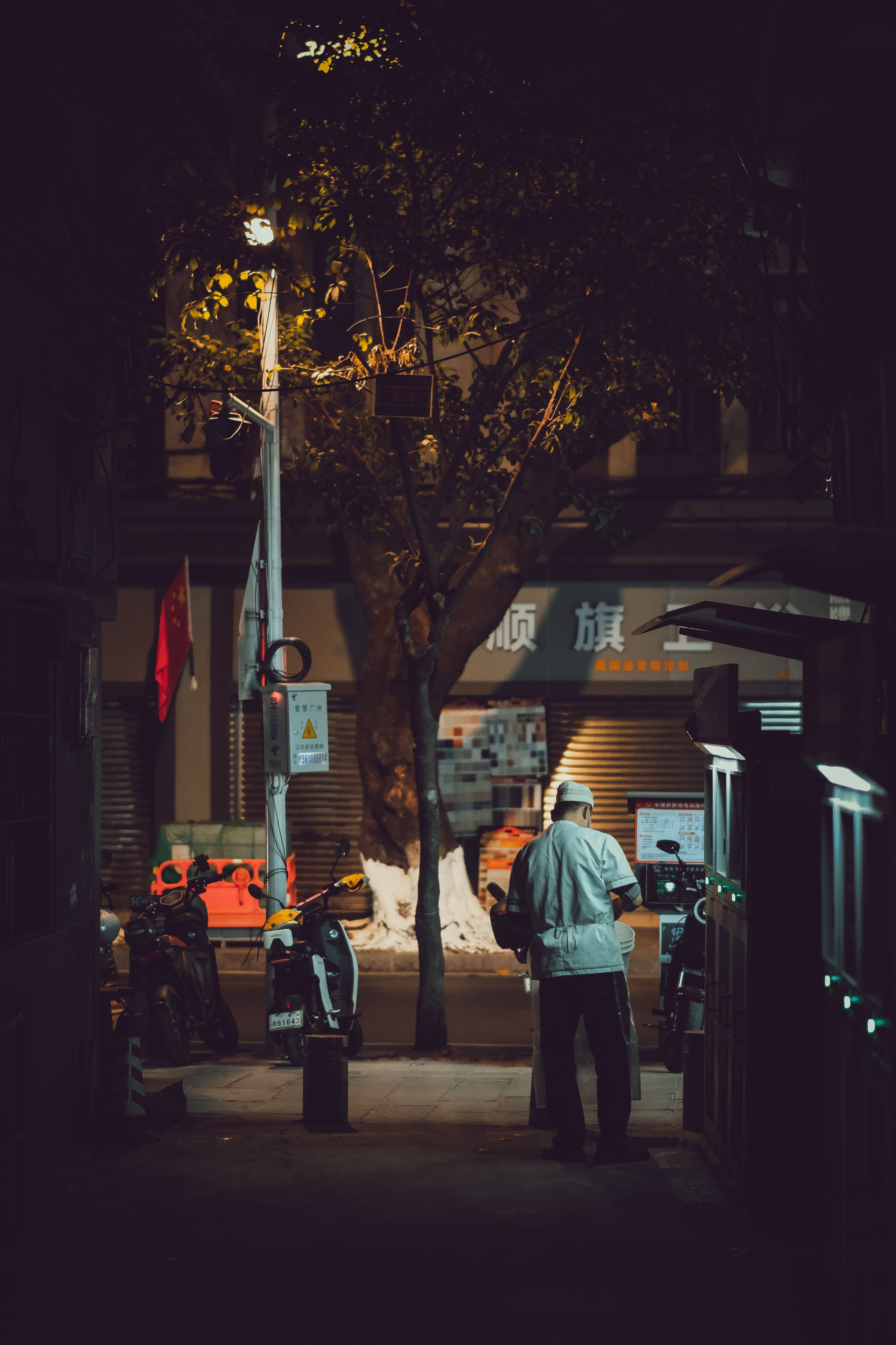 Caihong Bridge Station (彩虹桥站) Line 11 and 8 | Street Photography, China