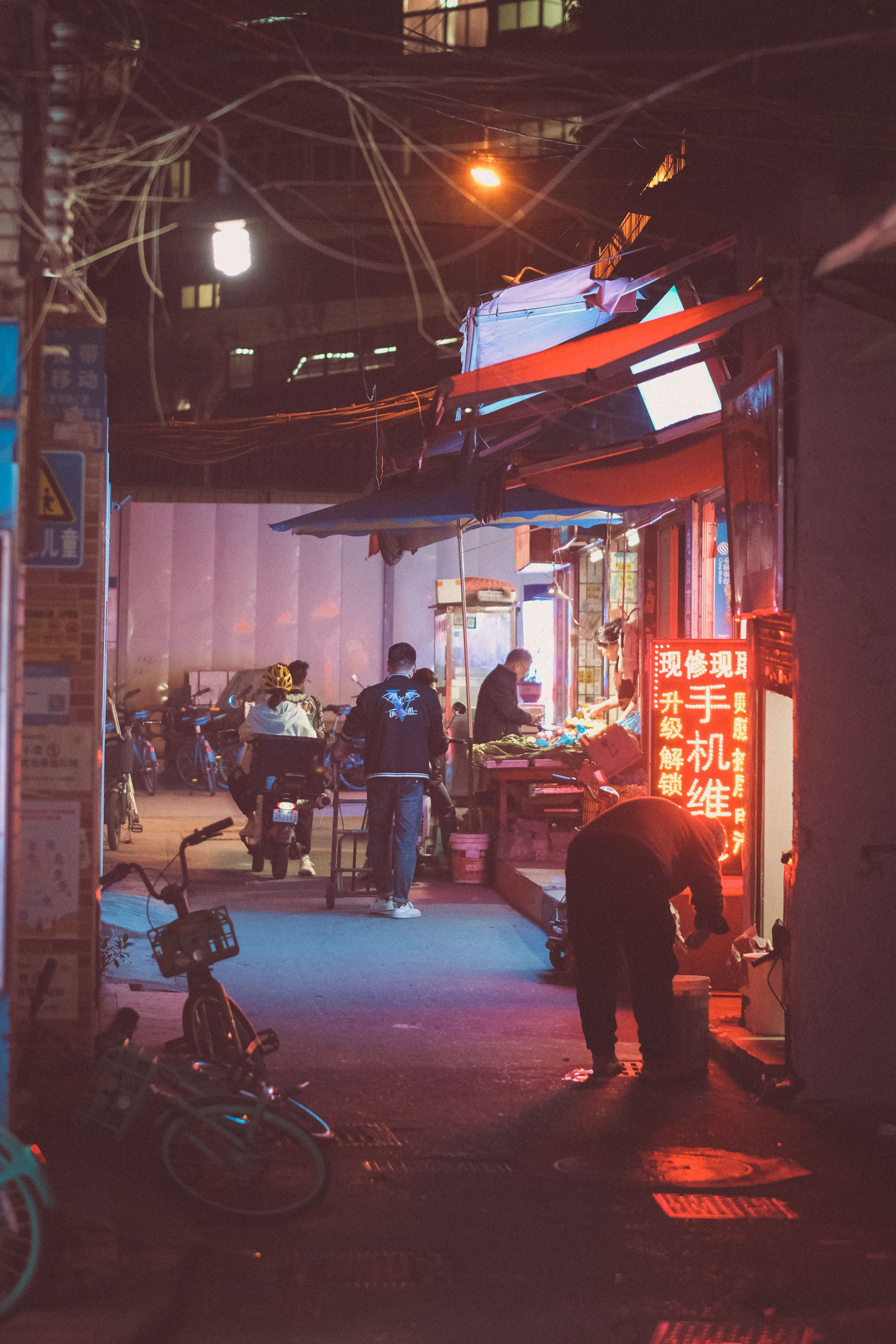 Caihong Bridge Station (彩虹桥站) Line 11 and 8 | Street Photography, China