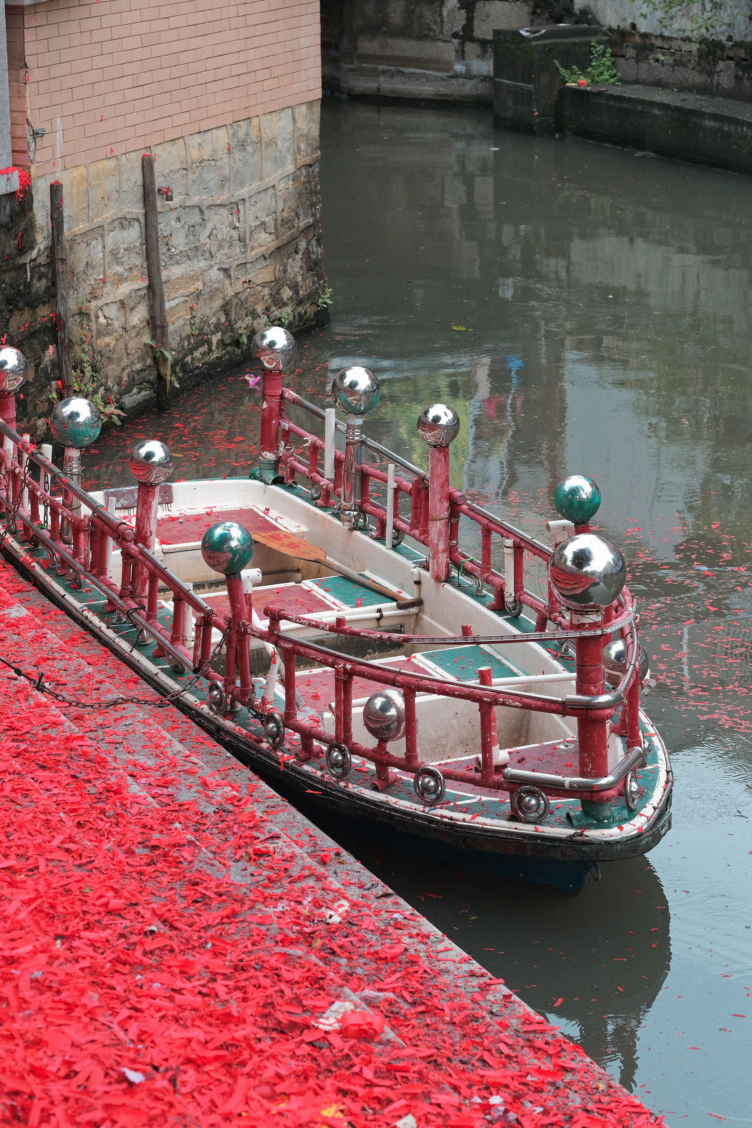 Dragon Boat Festival Foshan China photography showing traditional dragon boat races, rowing teams, local culture, and spectators during the annual Duanwu Festival in Guangdong Province.