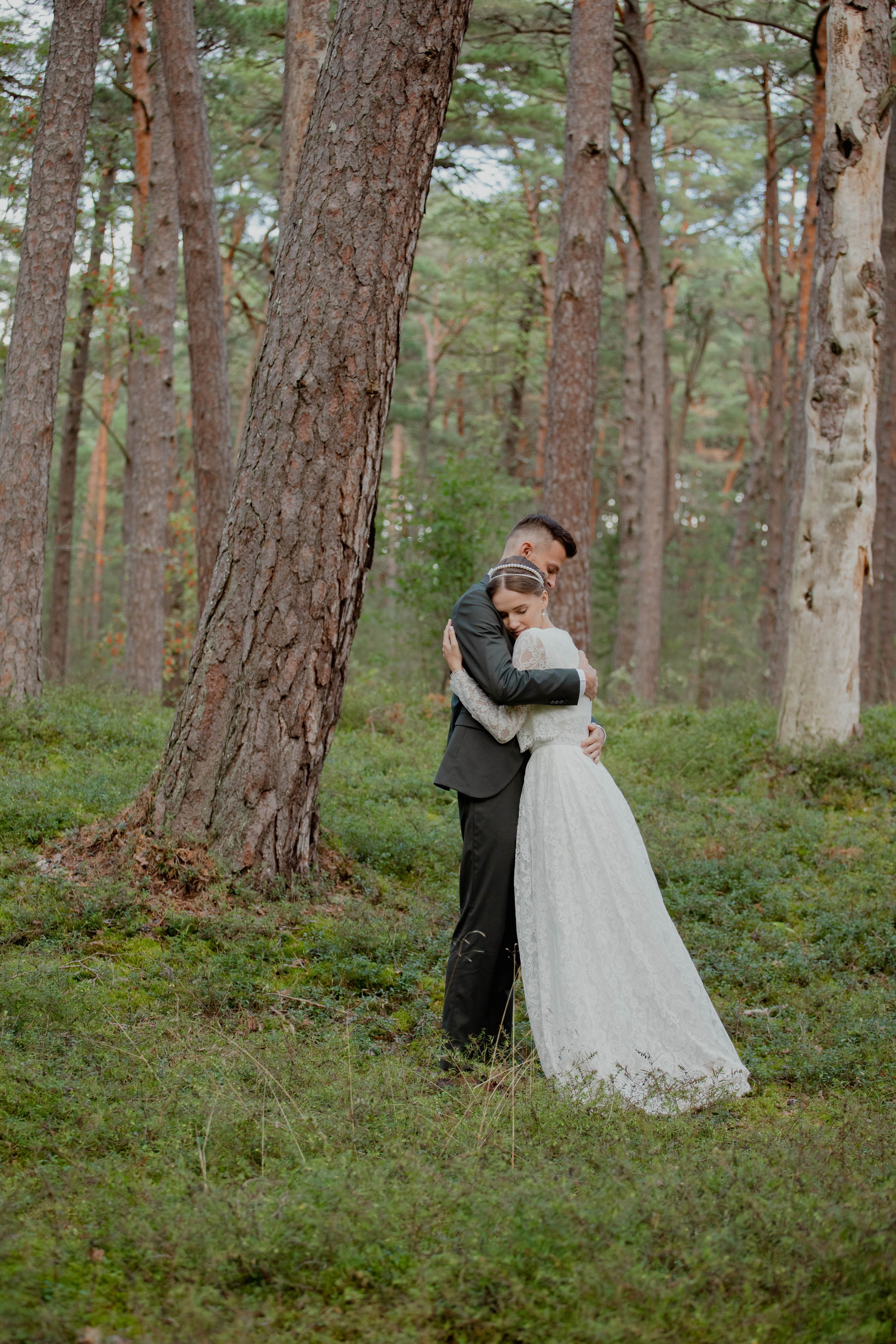 Свадебное фото молодожёнов в лесу полном таинственности