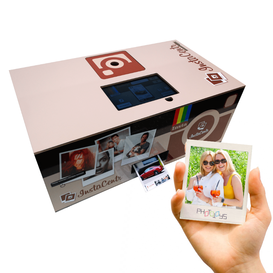 Если Вы хотите, чтобы Ваши гости надолго запомнили Ваш праздник, мы можем прямо на мероприятии напечатать фотографии стандартного размера 10×15 см или изготовить магниты высокого качества. Это может стать отличным подарком для Ваших гостей.