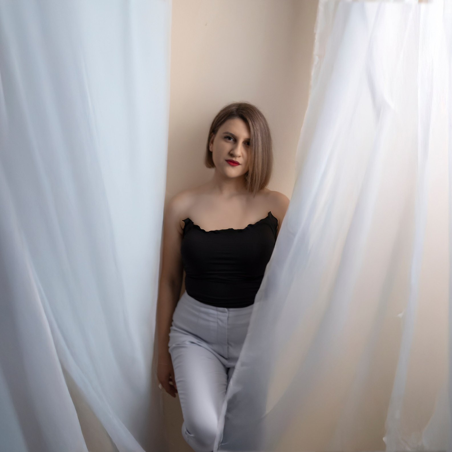 CONTACT. Fotograf si videograf — evenimente si studio