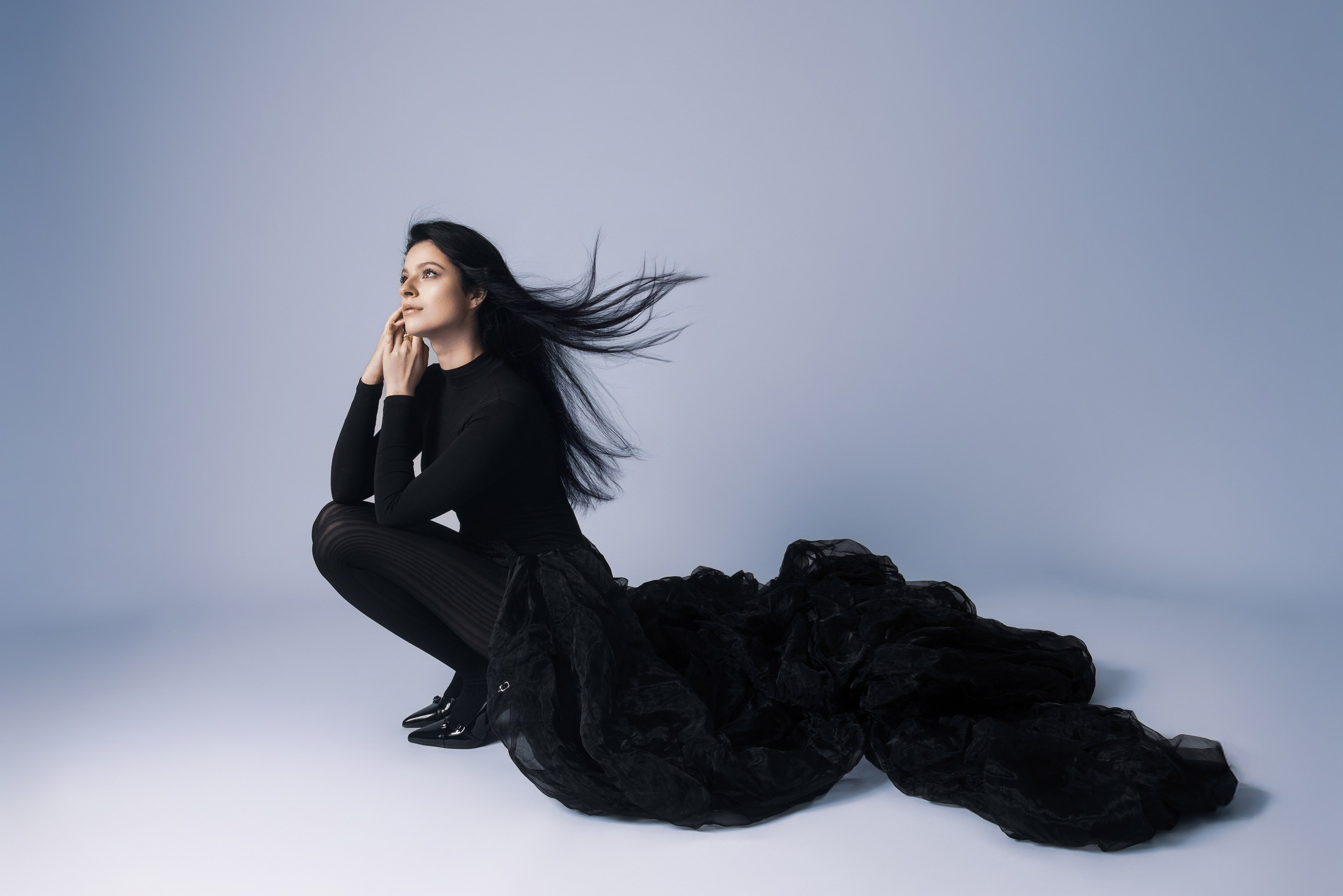 Romantisch gestylde buitentafel met boeket rozen, fruit en servies naast een historische trap, sfeervolle lifestyle en branding fotografie in Nederland door fotograaf in Rotterdam Natalia Olhova