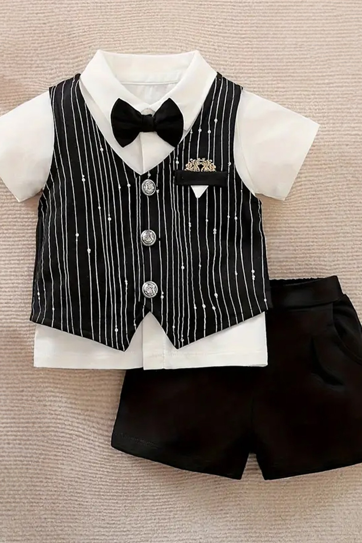 Cake smash outfits for boys. Newborn and family photographer. Hills District. Sydney