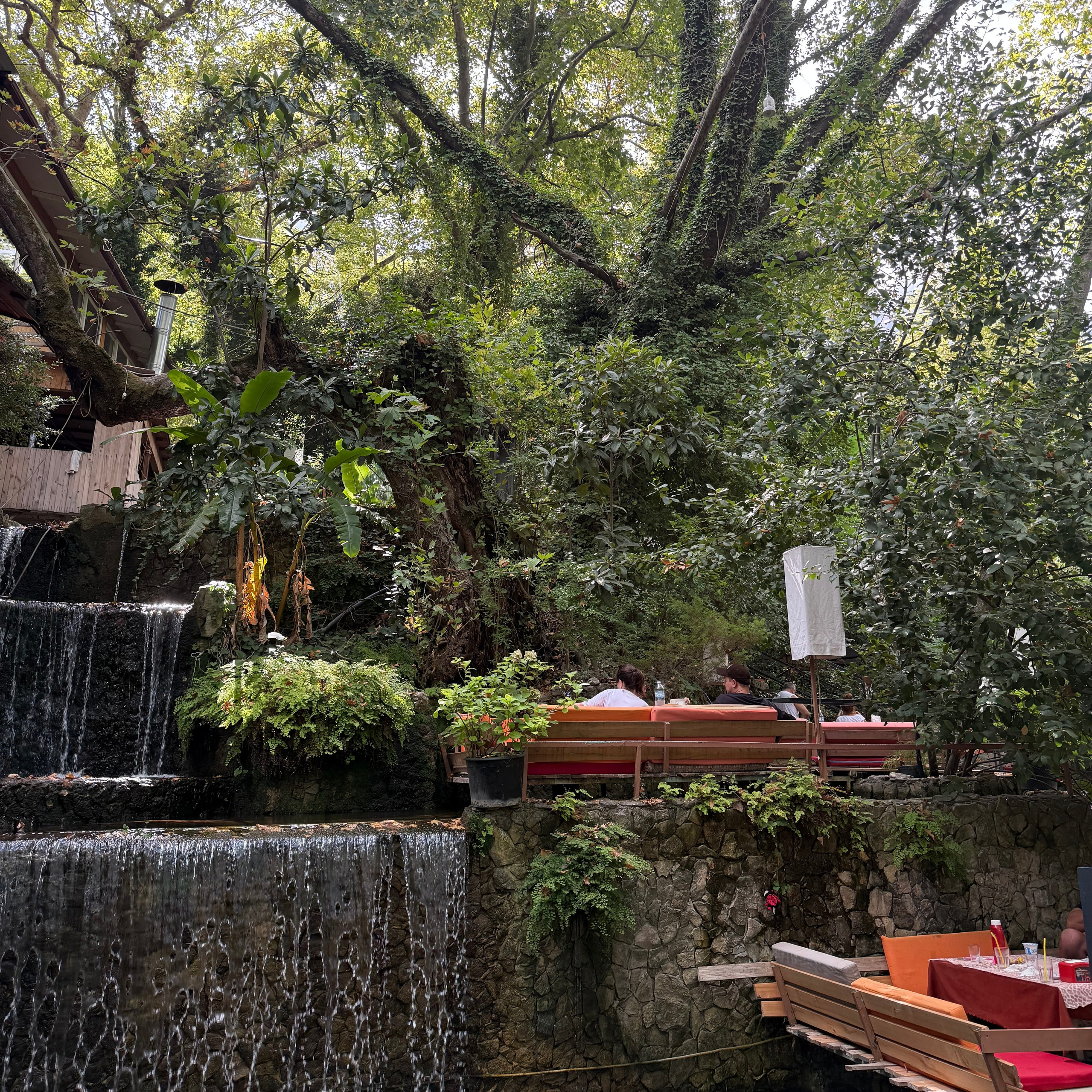 9 Tage in der Türkei: Entspannt und locker. Zwei Tage in jeder Stadt: Istanbul, Antalya, Kaş und ein Villenaufenthalt mit Bergblick