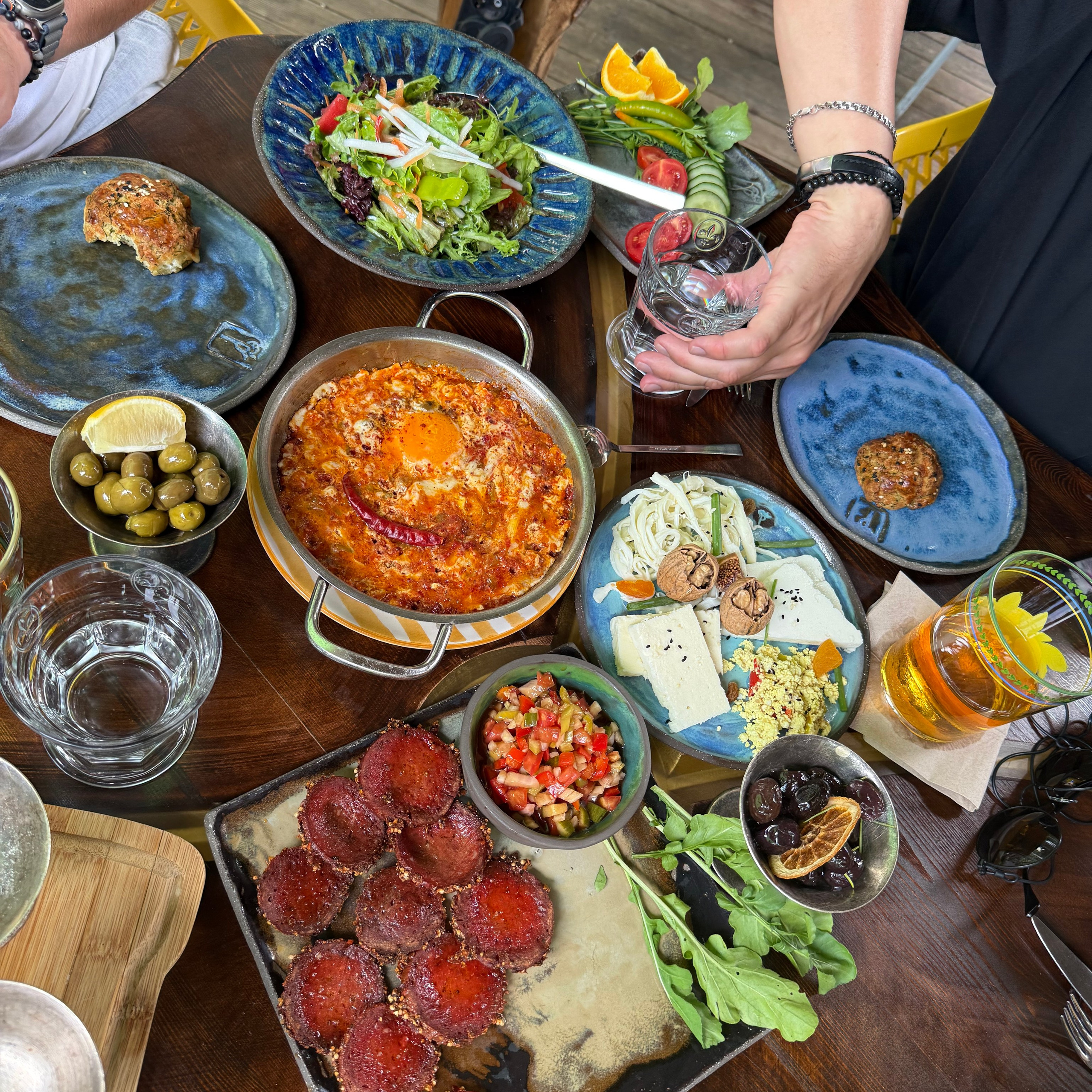 9 Tage in der Türkei: Entspannt und locker. Zwei Tage in jeder Stadt: Istanbul, Antalya, Kaş und ein Villenaufenthalt mit Bergblick