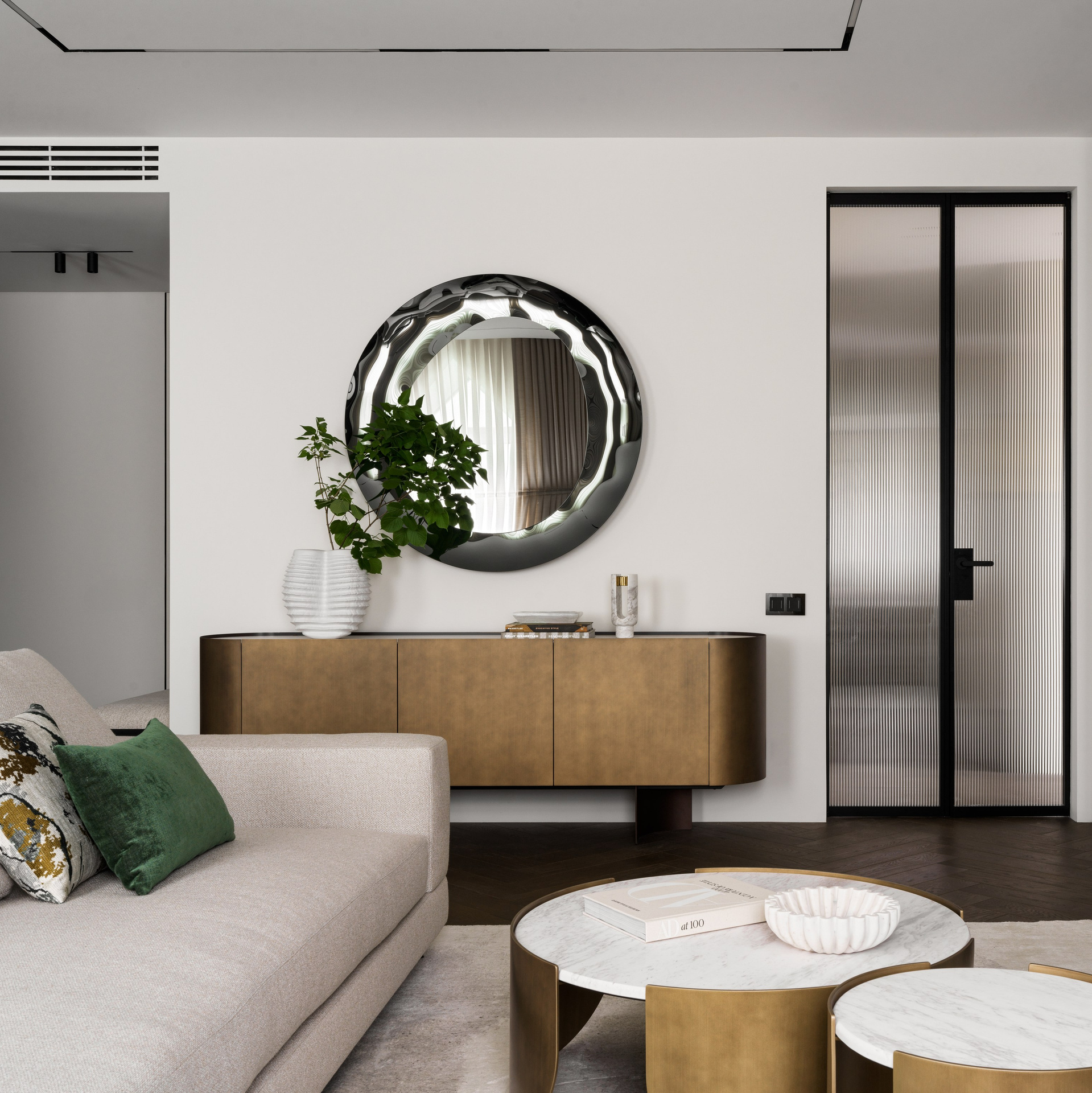 Современная гостиная в светлых тонах, интерьер под ключПремиальный интерьер гостиной с мягкой мебелью и тёплым светомГостиная с минималистичным дизайном и продуманной планировкой