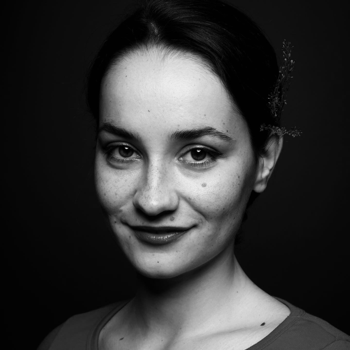 Contacts. Yulia — portrait, tourist & love story photographer in Paris