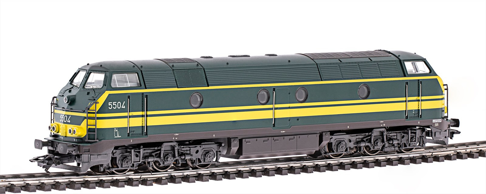 На фотографии крупным планом изображена модель тепловоза Märklin 3467, на белом фоне. Фотограф Роман Дюжев.