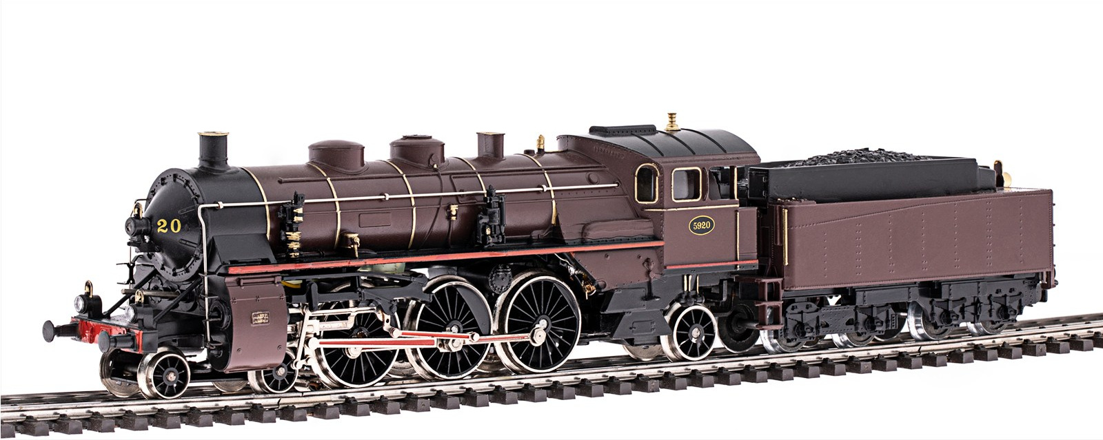 На фотографии крупным планом изображена модель паровоза Märklin 3111, на белом фоне. Фотограф Роман Дюжев.