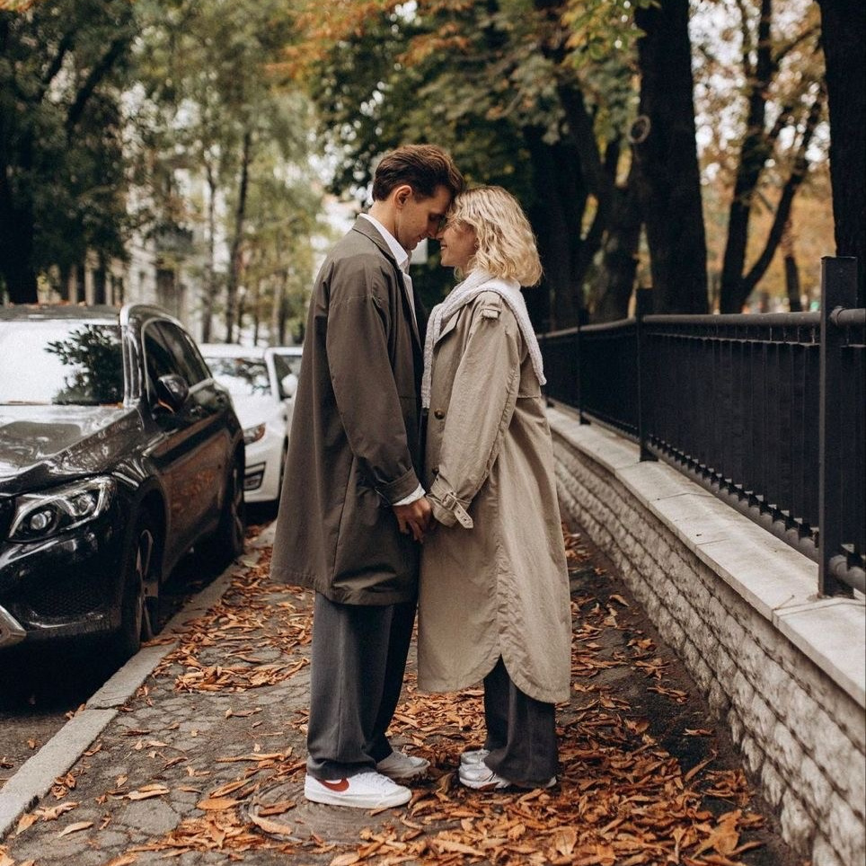 What to Wear for a Couple Photoshoot in Paris: Autumn Edition đ. Photographer in Paris Yulia Shkadina | Couples, engagement, pre-wedding, individual photo-shoots in Paris at the best locations