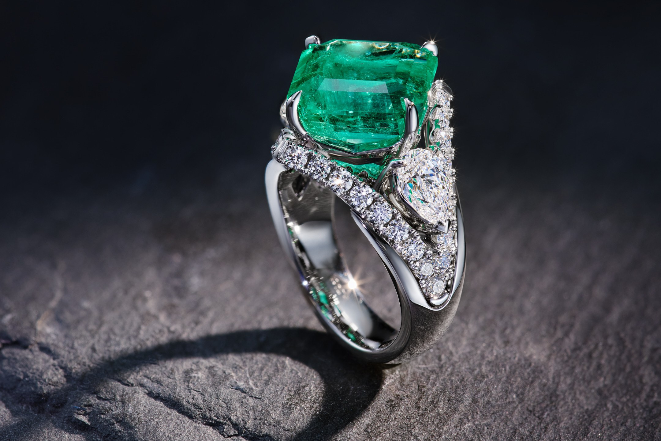 Кольцо с изумрудом и бриллиантами в драматическом свете на темном камне - фотограф Андрей Дунин