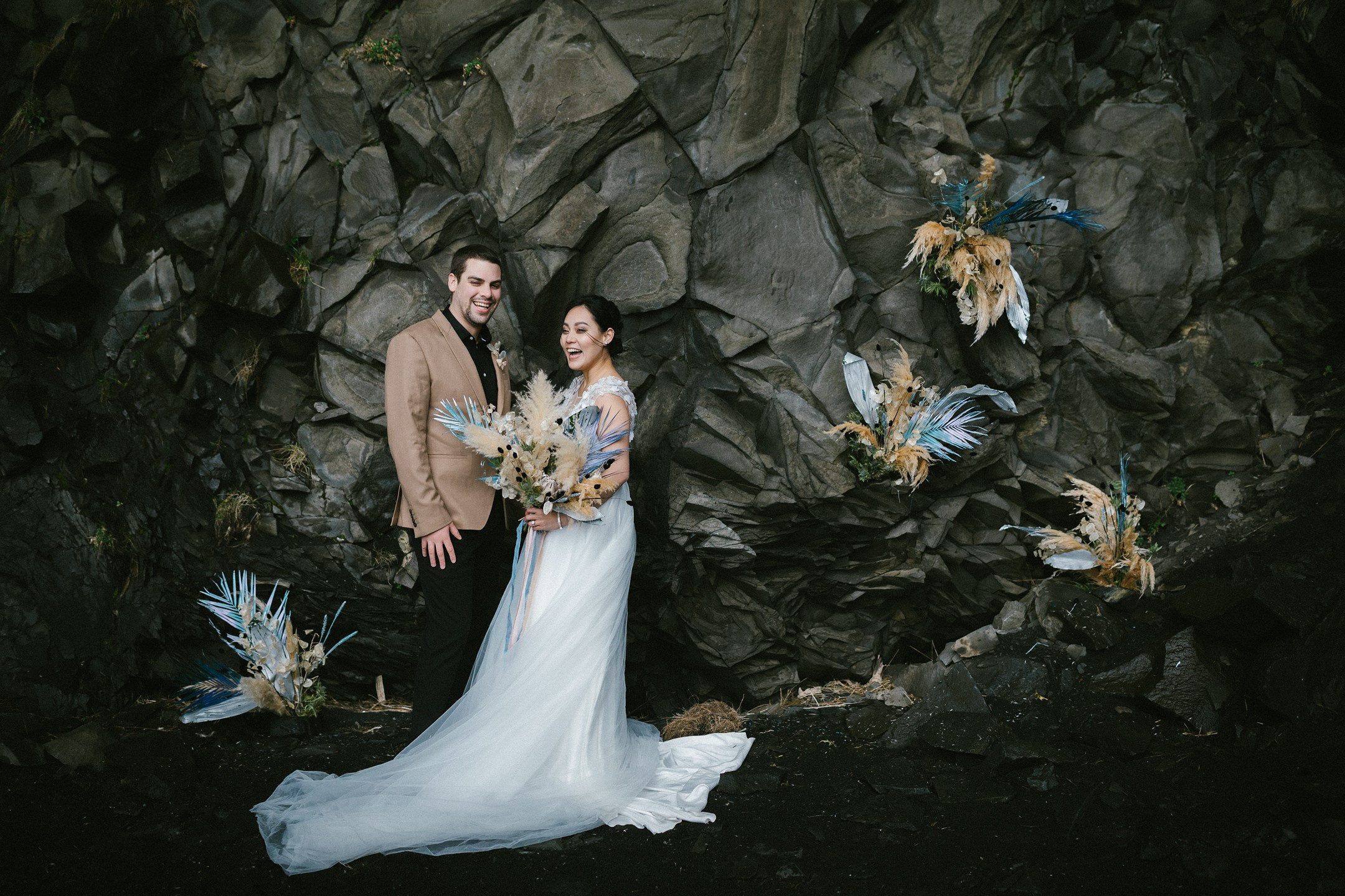 Intimer Moment vor Lavagestein, Island Elopement mit Deko