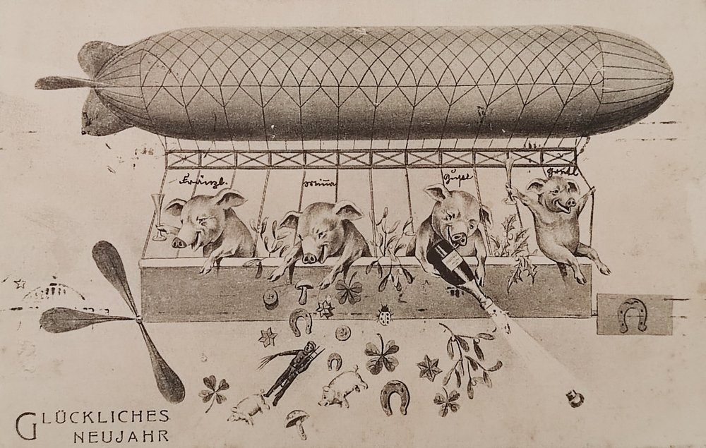 Новогодняя открытка 1911 года: поросята в дирижабле и символы удачи