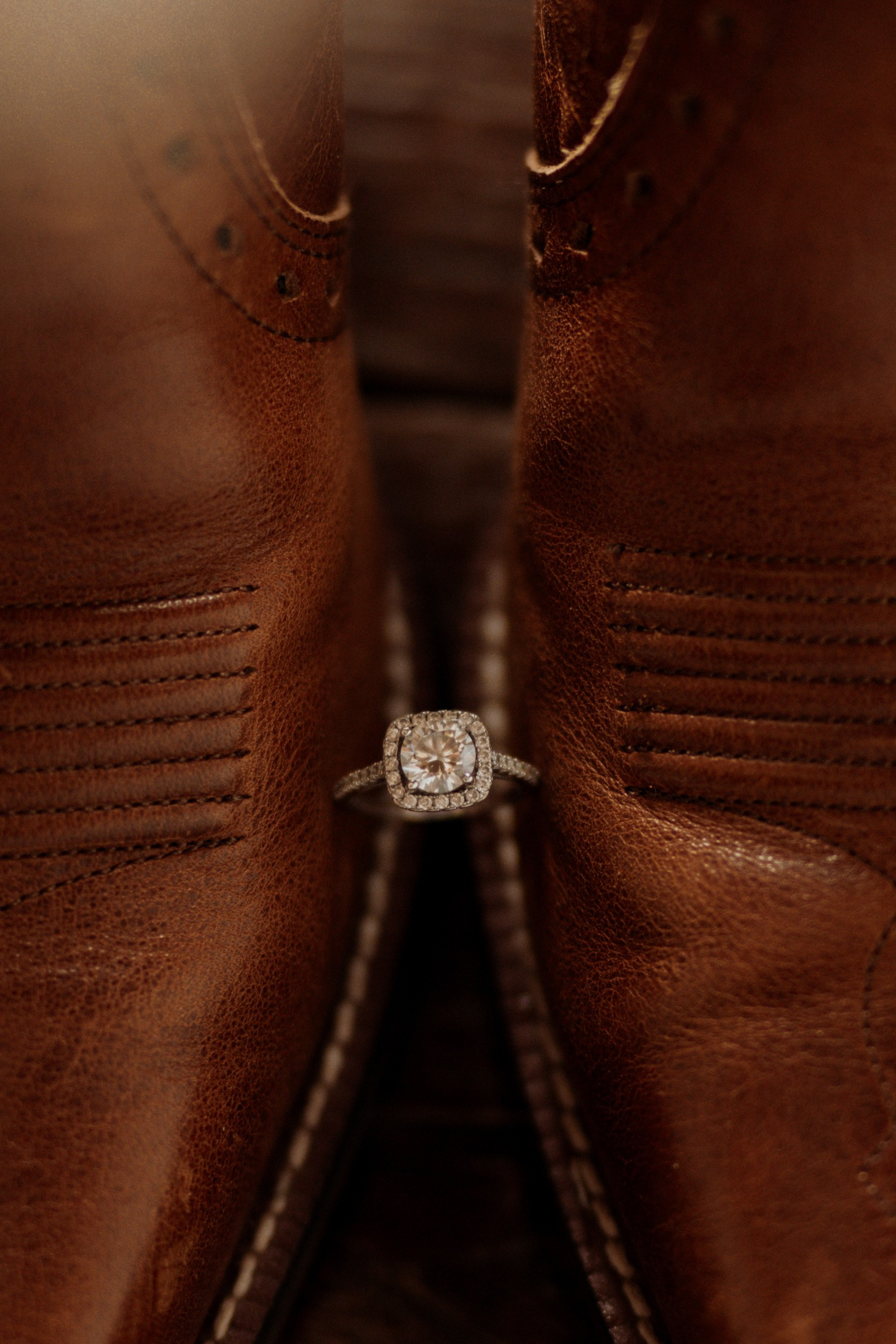 Mariage western intimiste elopement avec bague diamant