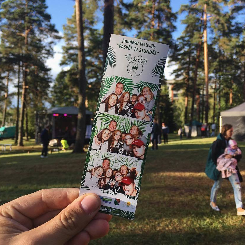 Momentfoto automāta foto loksnīte. Foto kastes drukas, foto būdiņas loksnīte rokās. Foto kaste loksnītes izmērs 5x15cm.