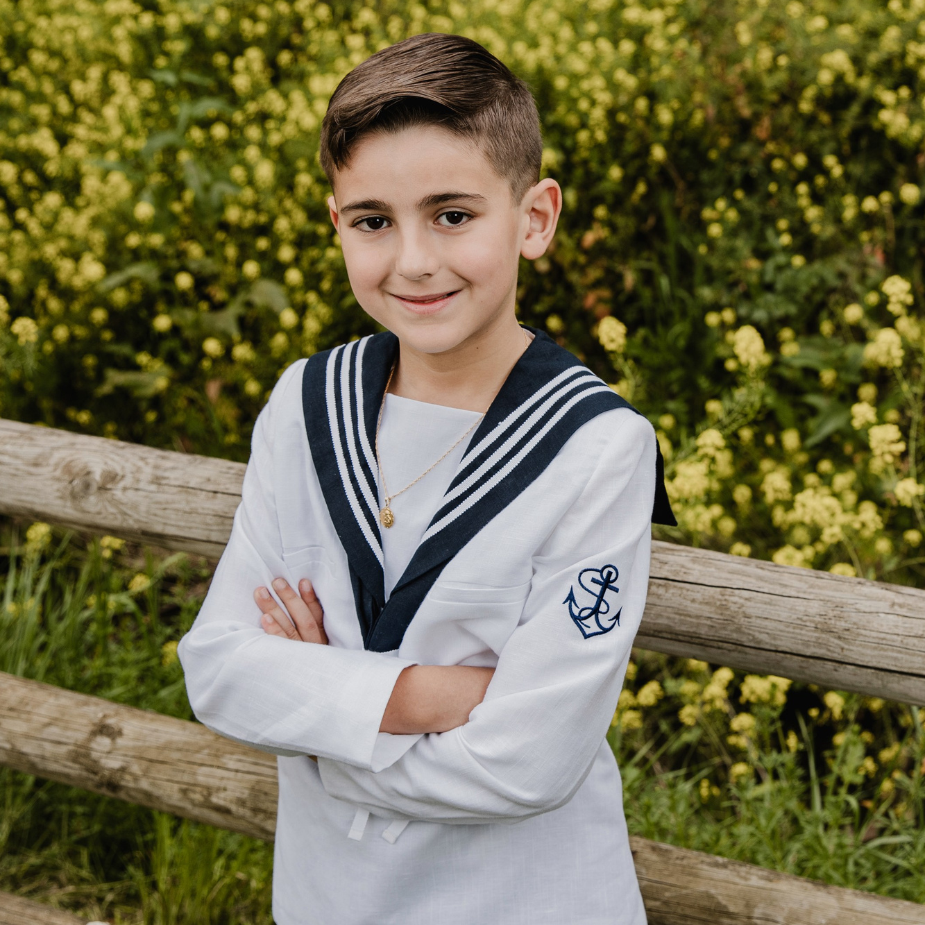 Niño posando en su sesión de fotos de comunión en el Parque Europa de Torrejón de Ardoz, vestido con traje formal y capturando un momento solemne en un entorno natural y pintoresco