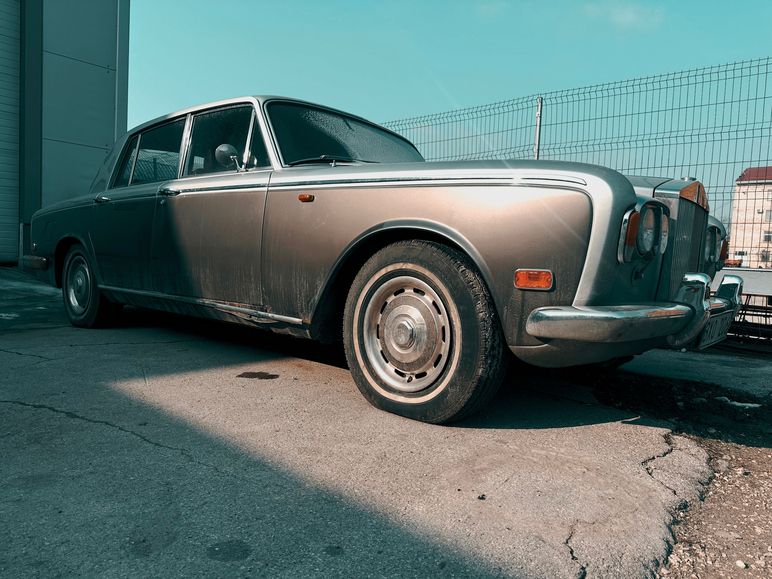 "6.75-литровый V8 двигатель Rolls-Royce Silver Shadow 1971 года, мощный и надёжный.