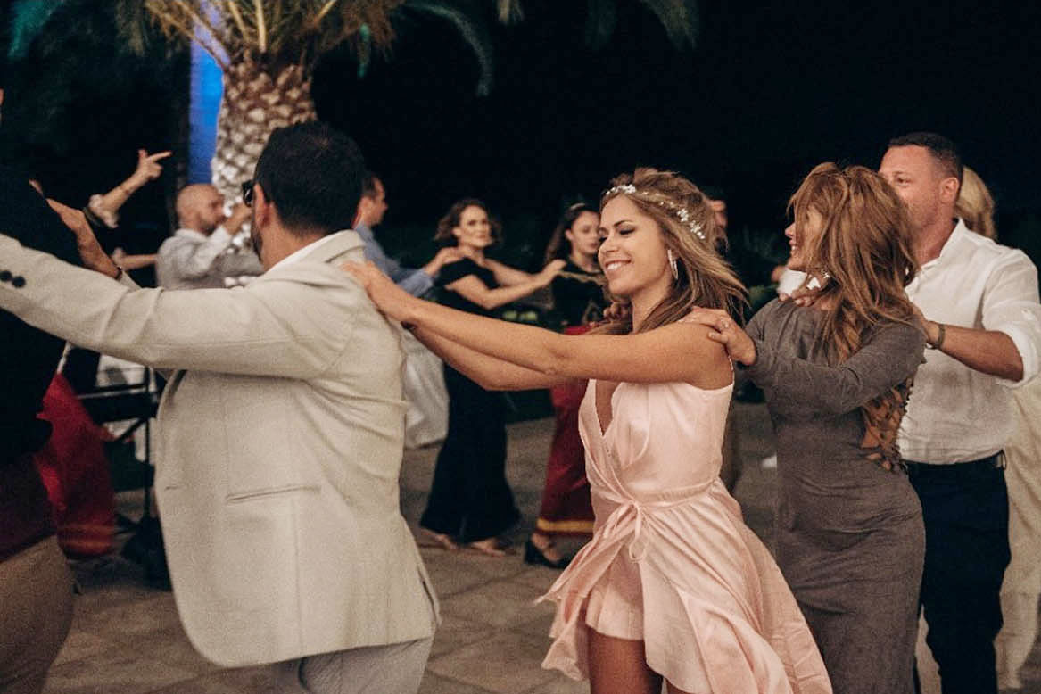 Банкет на Крите, ужин. Фотограф, видеограф, танцоры и музыканты на свадьбу в Греции.