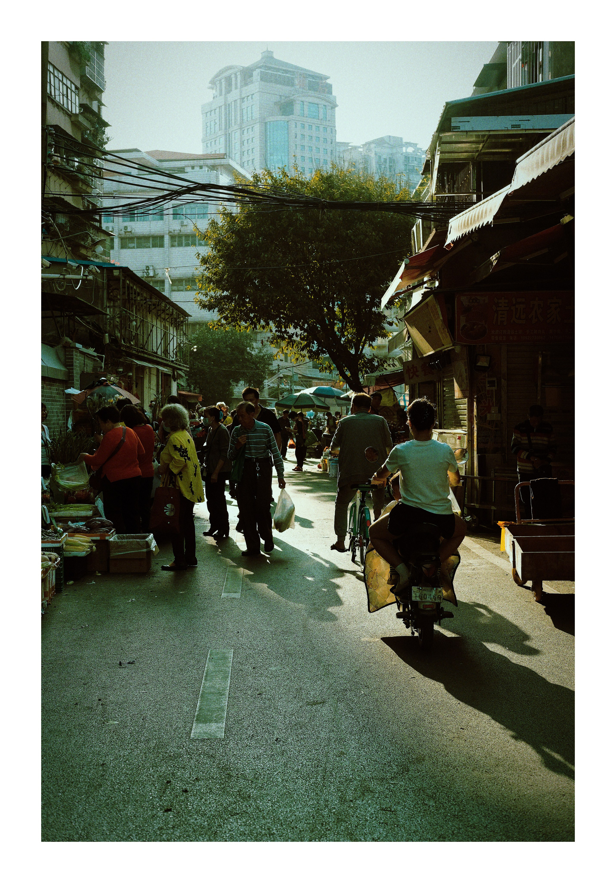 Candid Street Photography in Guangzhou — Film Style in Golden Hour
