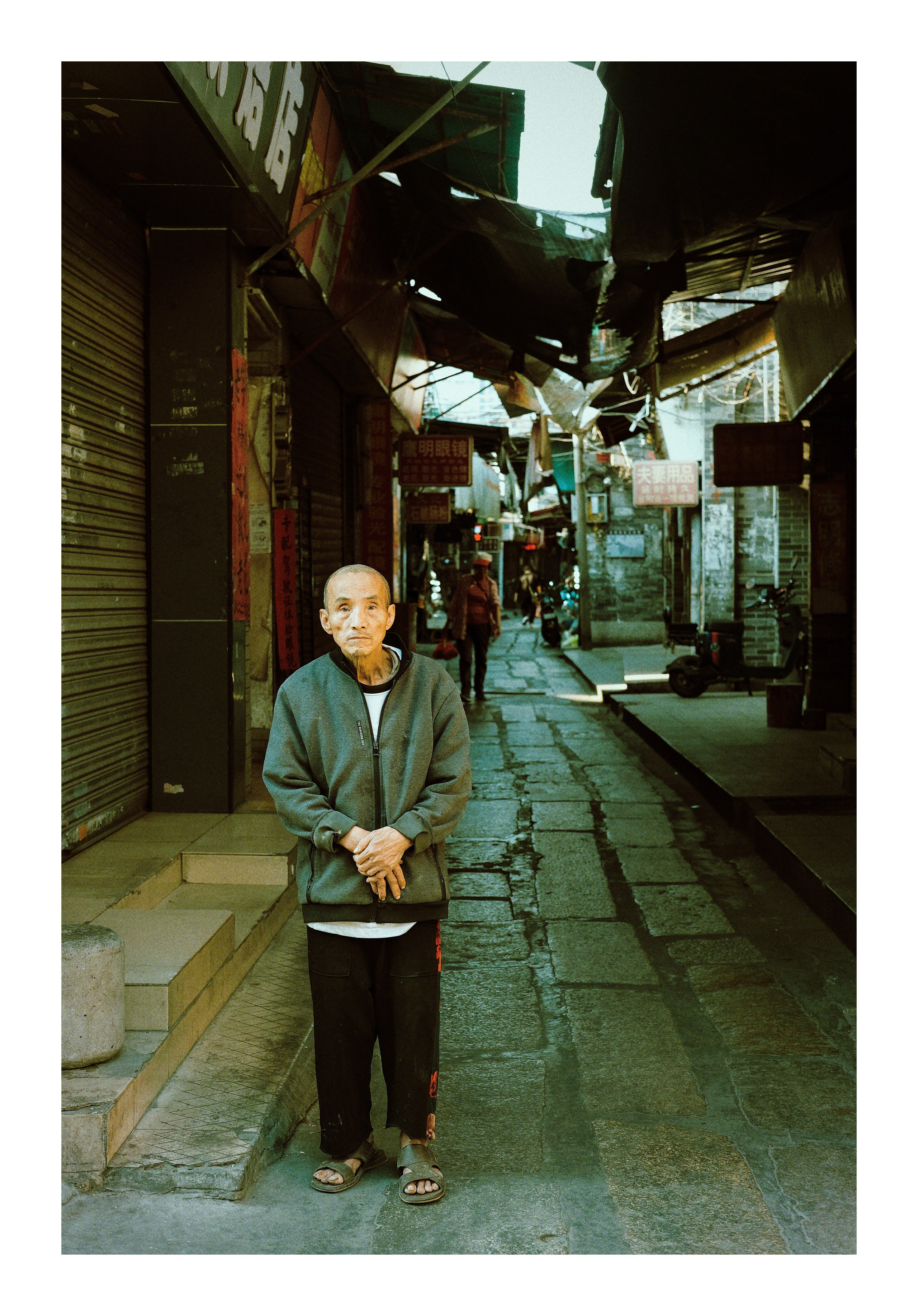 Candid Street Photography in Guangzhou — Film Style in Golden Hour