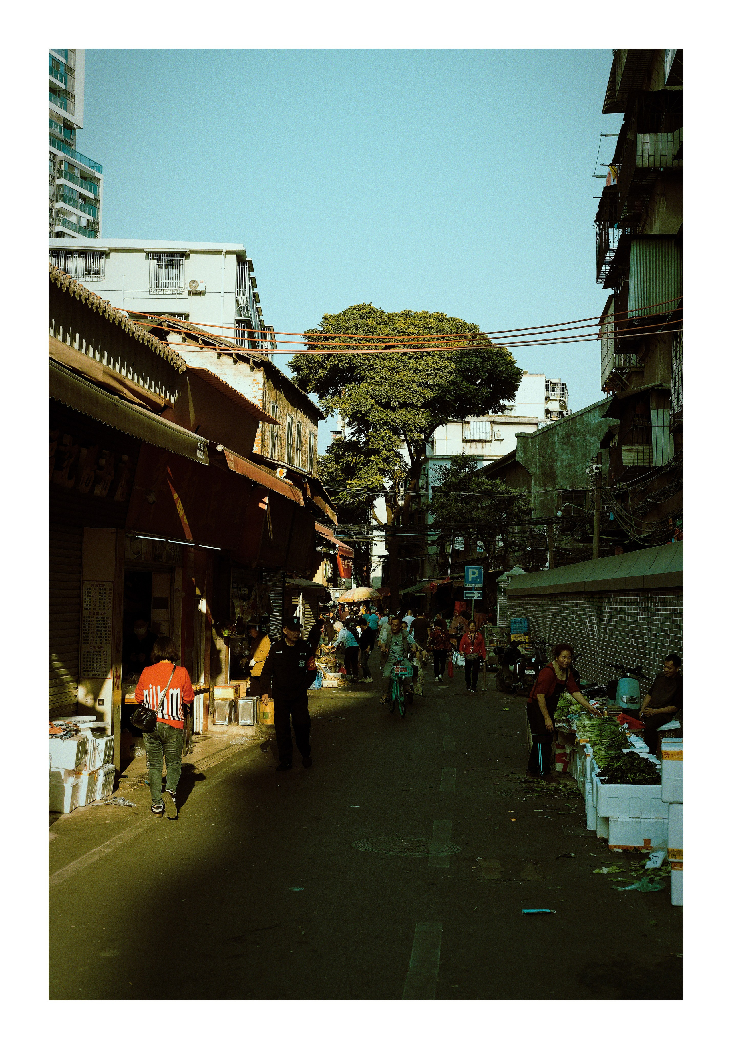 Candid Street Photography in Guangzhou — Film Style in Golden Hour