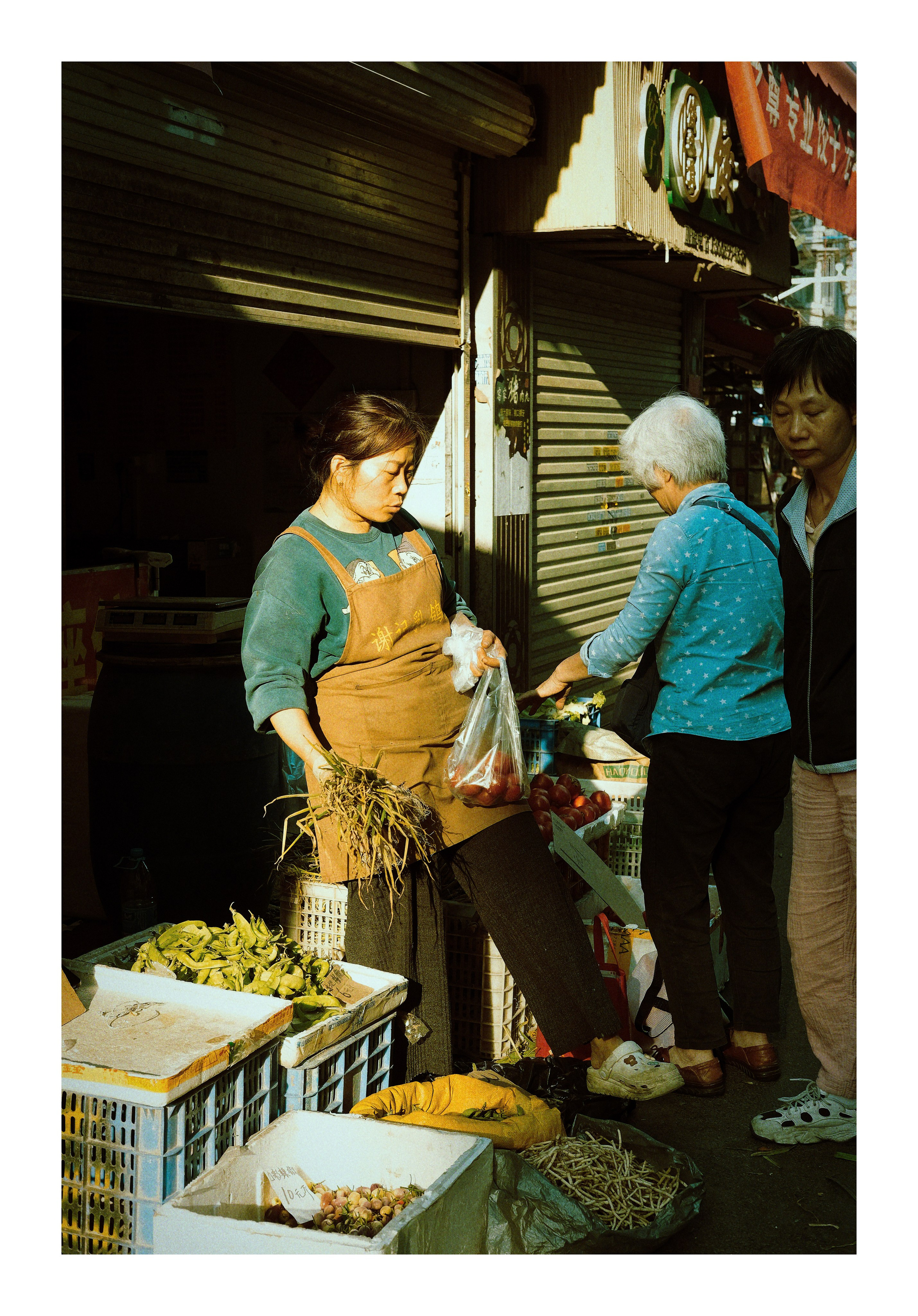 Candid Street Photography in Guangzhou — Film Style in Golden Hour
