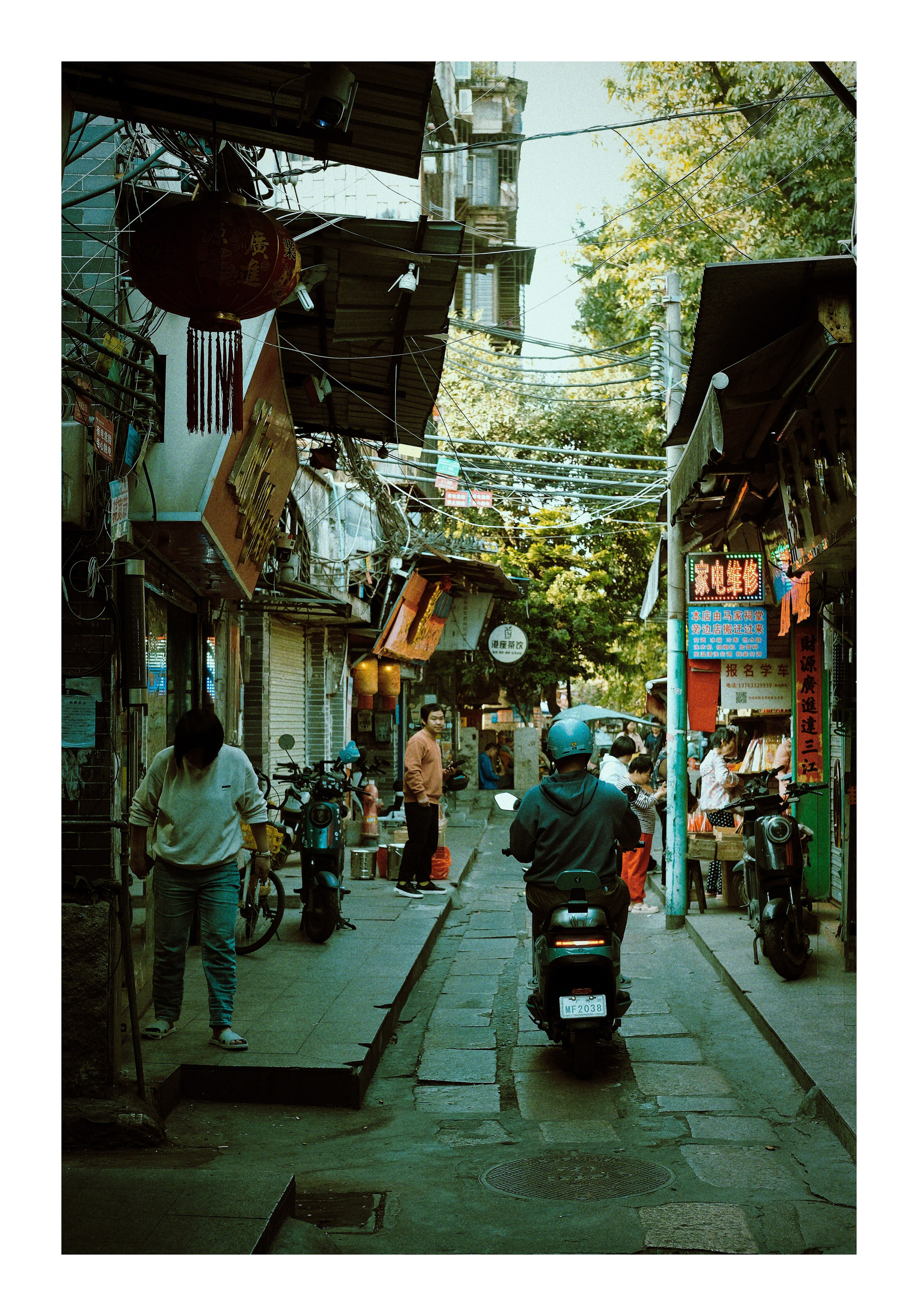 Candid Street Photography in Guangzhou — Film Style in Golden Hour